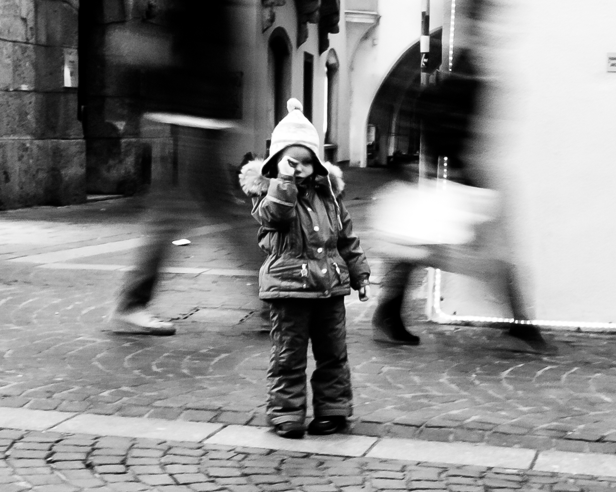 Ein Kind in der Innsbrucker Altstadt