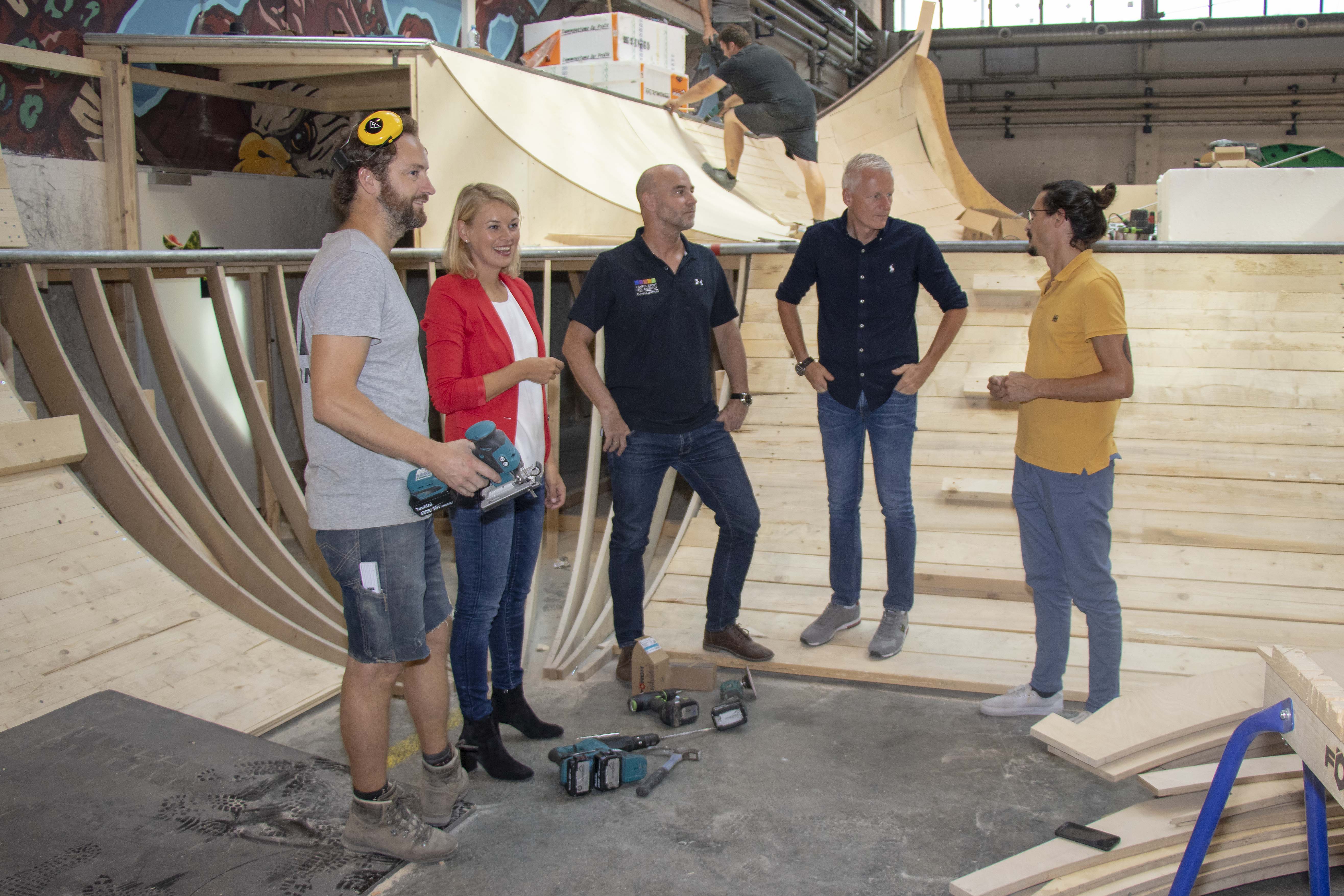 Stadträtin Elisabeth Mayr, Prokurist Matthias Schipfllinger (2.v.r.) und Amtsvorstand Romuald Niescher (Mitte) überzeugten sich bei einem Lokalaugenschein in Begleitung von Fabio Cracolici (r.) und Ing. Konstrukteur Ben Dietermann (l.) vom Baufortschritt in der Skatehalle „Sillside“.