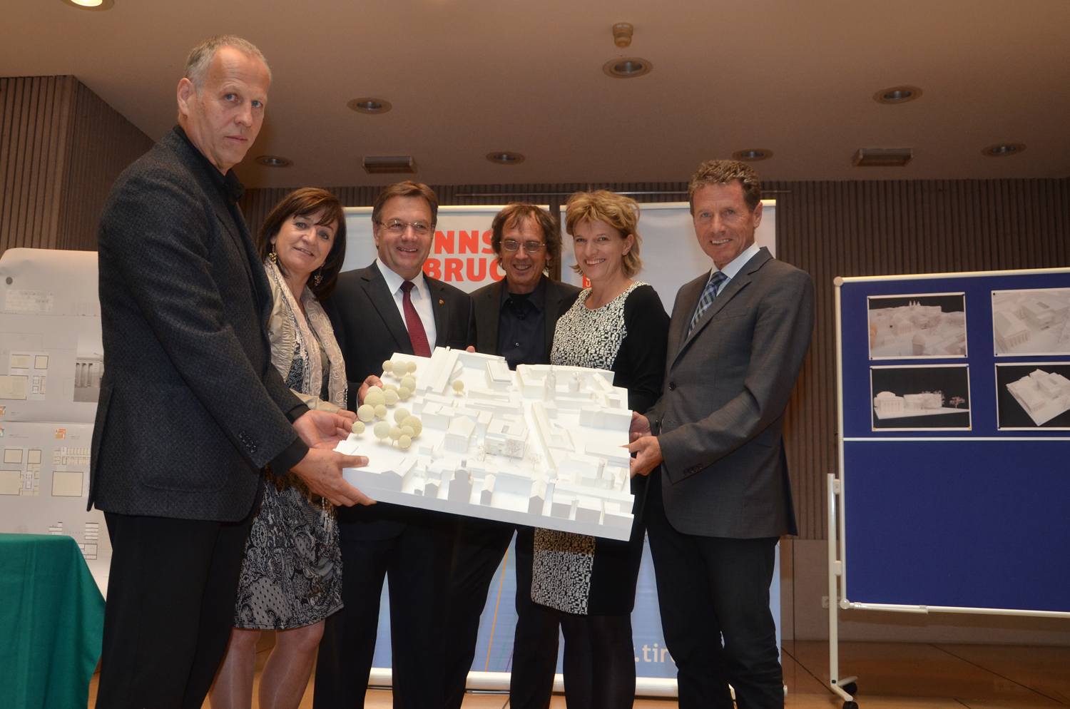 Das Siegerprojekt wird präsentiert (v.l.): Architekt Erich Strolz, Kulturlandesrätin Beate Palfrader, Landeshauptmann Günther Platter, Juryvorsitzender Ernst Beneder, Bürgermeisterin Christine Oppitz-Plörer, Nationalrat Karlheinz Töchterle