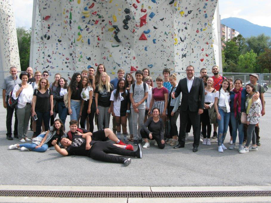 Am 23. August trafen sich 14 Jugendliche, im Alter von 16 und 17 Jahren, und ihre fünf BetreuerInnen aus Jerusalem mit Vizebürgermeister Franz X. Gruber im Rahmen der internationalen Jugendbegegnung „Building Bridges“. Dabei erlebten sie einen abenteuerreichen Sporttag im Kletterzentrum Innsbruck. Bei dem Besuch wurde die Freundschaft der Stadt Innsbruck und Jerusalem intensiviert.