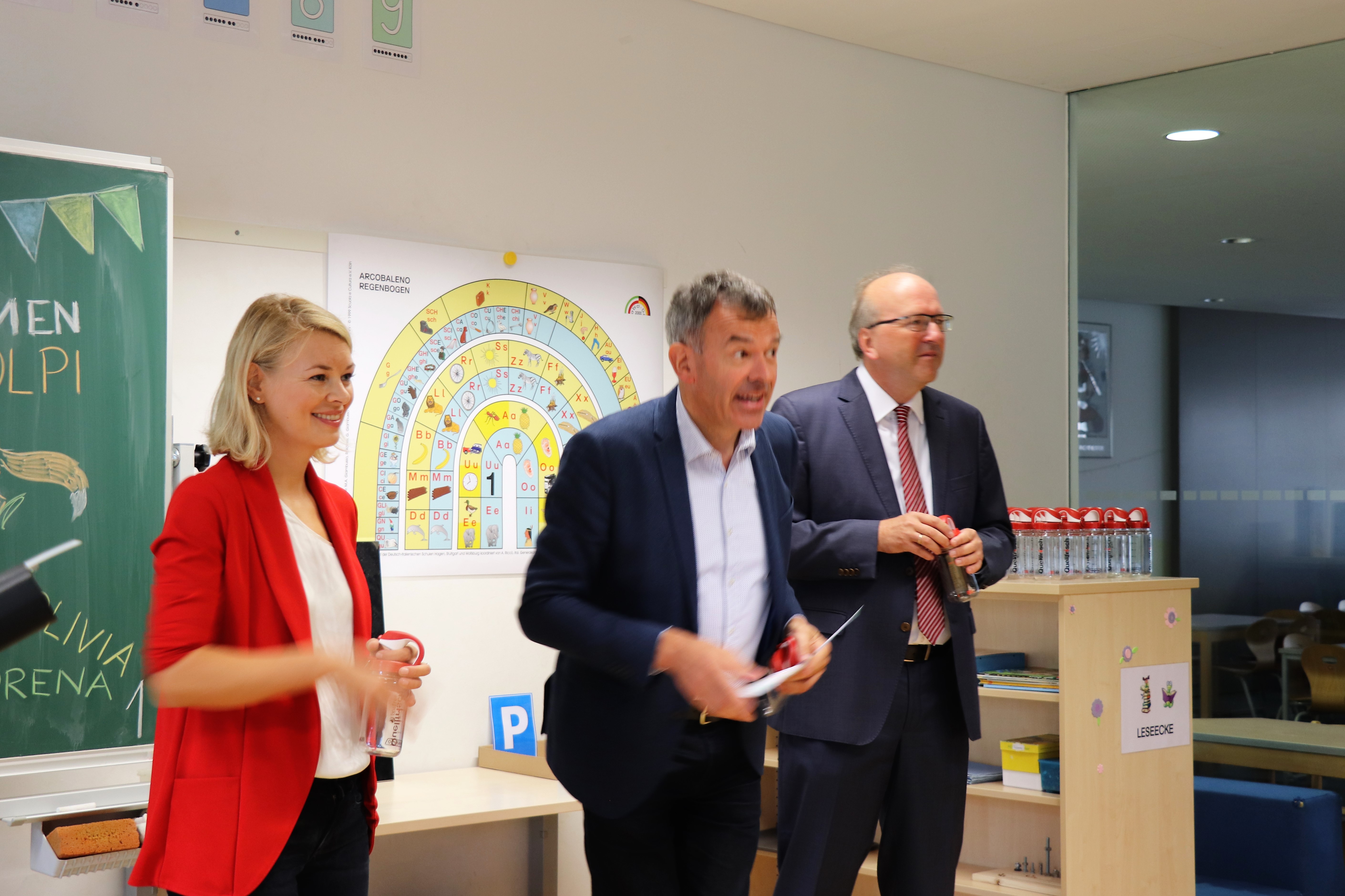 Pünktlich zum Schulstart verschenkt die IKB AG rund 1.100 wiederverwendbare Wasserflaschen an Innsbrucks ErstklässlerInnen. Bürgermeister Georg Willi, Stadträtin Elisabeth Mayr und IKB-Vorstandsvorsitzender Helmuth Müller besuchten stellvertretend für alle Innsbrucker Volksschulen die Volksschule Innere Stadt. Gespannt lauschten die Kinder der Geschichte von Innsbrucks frischem Quellwasser und ließen sich zeigen, wie man die Trinkflaschen auslaufsicher in den Schulrucksäcken verstauen kann.