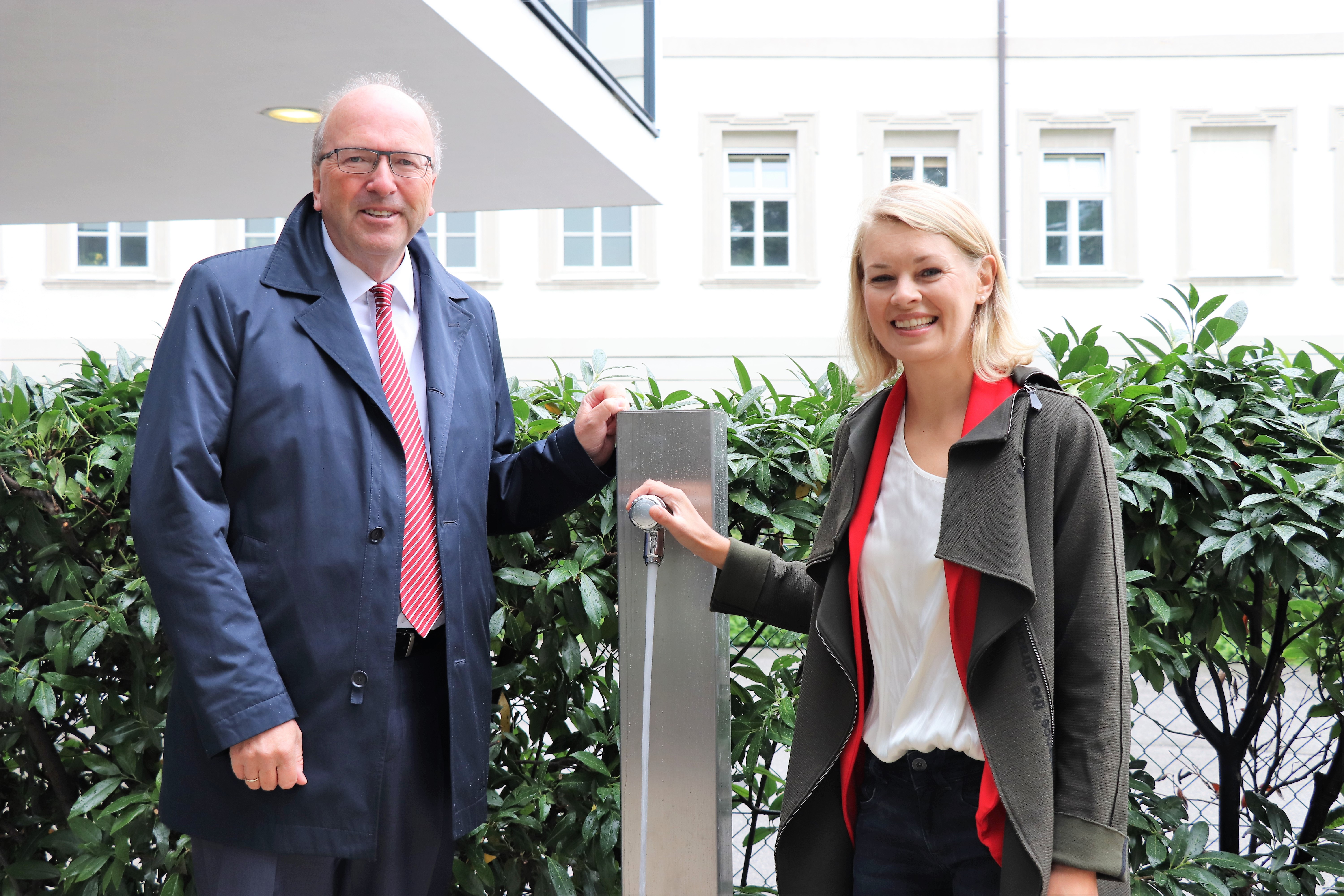 Gerade rechtzeitig zum Schulanfang wurde den Kindern der "Raben"-Klasse der Volksschule Innere Stadt der Wunsch nach einem Trinkbrunnen im Schulhof erfüllt. Bürgermeister Georg Willi, Bildungsstadträtin Elisabeth Mayr und der Vorstandsdirektor der Innsbrucker Kommunalbetriebe AG Helmuth Müller waren aus diesem Anlass eigens am ersten Schultag angerückt um den Brunnen an die strahlenden Volksschulkinder zu übergeben. In Zukunft ist damit auch in den Pausen am Schulhof gut für durstige Kinderkehlen gesorgt.