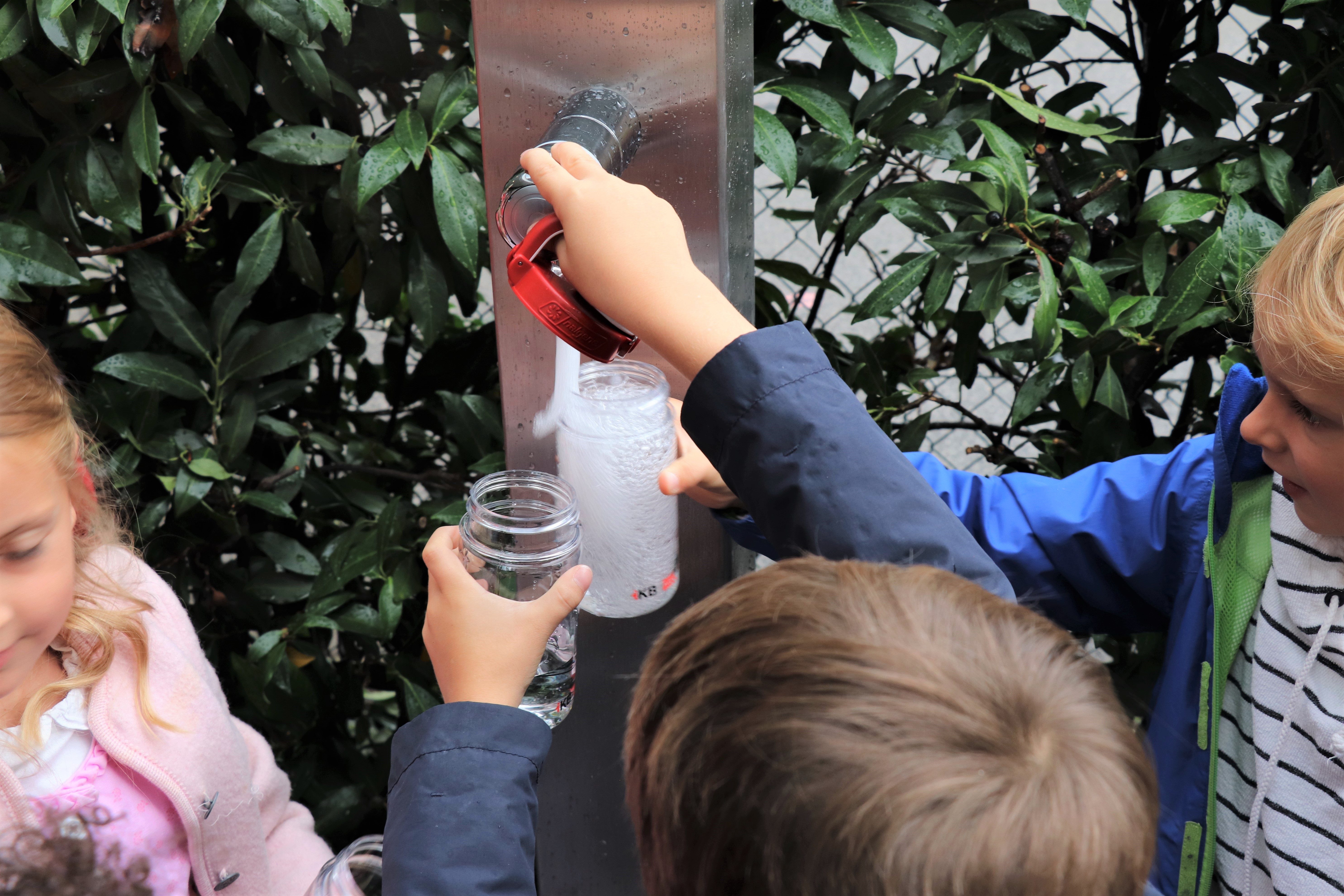 Gerade rechtzeitig zum Schulanfang wurde den Kindern der "Raben"-Klasse der Volksschule Innere Stadt der Wunsch nach einem Trinkbrunnen im Schulhof erfüllt. Bürgermeister Georg Willi, Bildungsstadträtin Elisabeth Mayr und der Vorstandsdirektor der Innsbrucker Kommunalbetriebe AG Helmuth Müller waren aus diesem Anlass eigens am ersten Schultag angerückt um den Brunnen an die strahlenden Volksschulkinder zu übergeben. In Zukunft ist damit auch in den Pausen am Schulhof gut für durstige Kinderkehlen gesorgt.