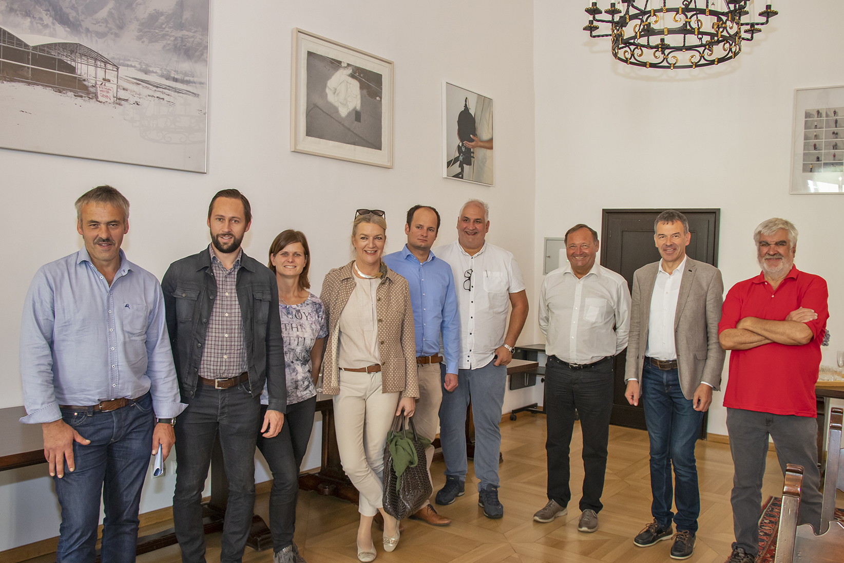 Bürgermeister Georg Willi und seine Gattin Katharina empfingen kürzlich im Historischen Bürgersaal der Stadt Innsbruck BürgermeisterInnen aus Vorarlberg. Die KollegInnen aus den Gemeinden des vorderen Bregenzerwaldes haben sich 2009 in Zusammenarbeit mit dem Energieinstitut Vorarlberg zur Energieregion Vorderwald zusammengeschlossen. Im Rahmen der Klima- und Energiemodellregion probieren die Gemeinden pilothaft neue Wege aus und setzen in ihren Ortschaften zahlreiche Projekte und Maßnahmen im Bereich des Klimaschutzes um. Unterstützt von Klima- und Energiefonds soll die Abhängigkeit von fossilen Energieträgern reduziert und die Energieversorgung langfristig aus heimischer Biomasse, Wasser und Sonne sichergestellt werden. Neben der nachhaltigen Energieversorgung ist die Steigerung der Energieeffizienz erklärtes Ziel. Im Anschluss ging es für die Gäste aus dem Ländle noch auf den Stadtturm mit Blick auf die Innsbrucker Bergwelt.
