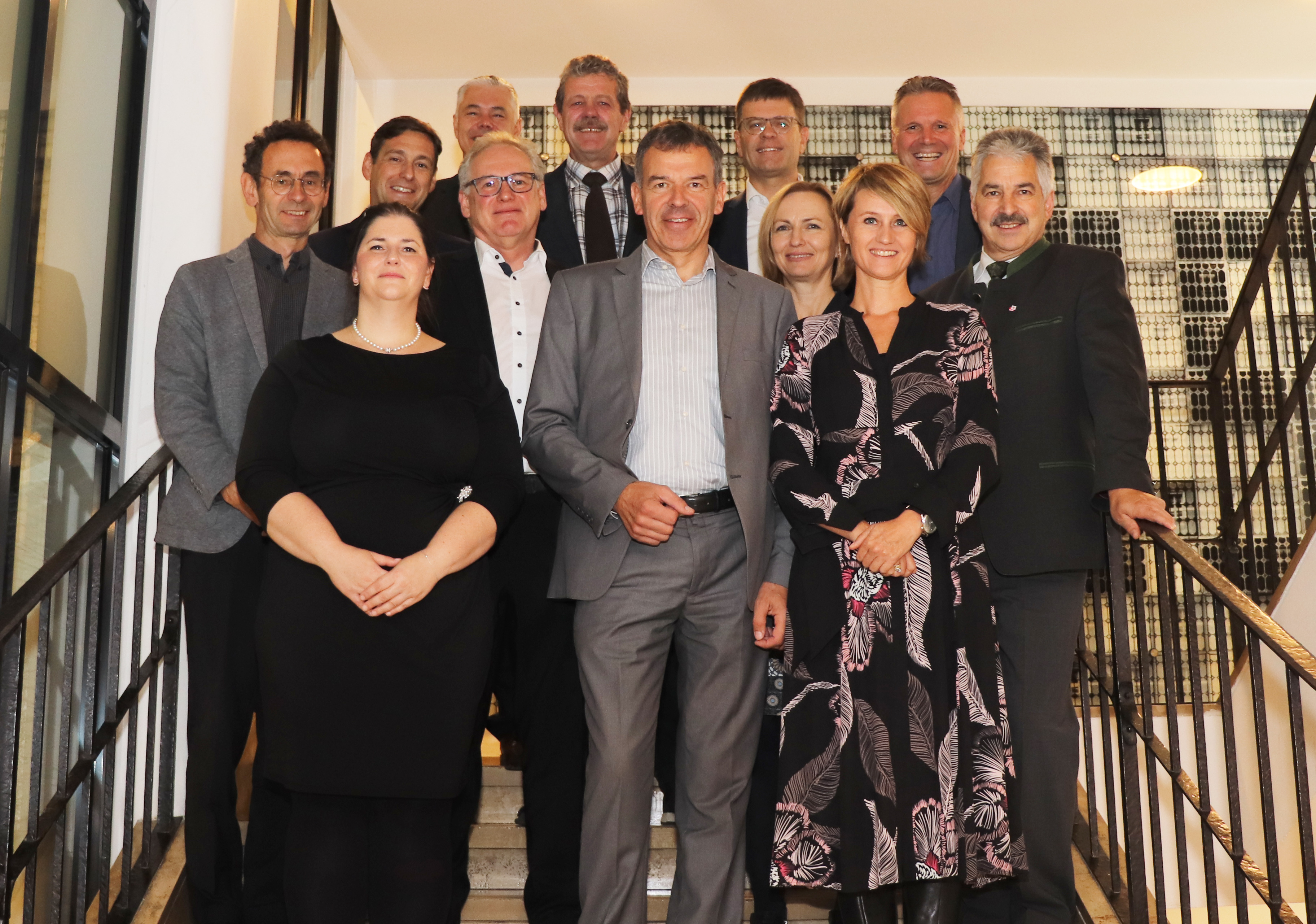 Bürgermeister Georg Willi und Magistratsdirektor Bernhard Holas begrüßten die Tiroler Bezirkshauptleute im Innsbrucker Rathaus zur jährlichen Bezirkshauptleute-Konferenz. Diese dient sowohl zum Gedanken- und Ideenaustausch, als auch zur Diskussion aktueller Themen. 
1. Reihe v. l.: Olga Reisner (BH Lienz), Bürgermeister Georg Willi, Katharina Rumpf (BH Reutte);
2. Reihe v. l.: Michael Berger (BH Kitzbühel), Magistratsdirektor Bernhard Holas, Landesamtsdirektor-Stv.in Barbara Soder, Raimund Waldner (BH Imst);
3. Reihe v. l.: Landesamtsdirektor Herbert Forster, Michael Kirchmair (BH Innsbruck), Markus Maaß (BH Landeck), Michael Brandl (BH Schwaz), Christoph Platzgummer (BH Kufstein)