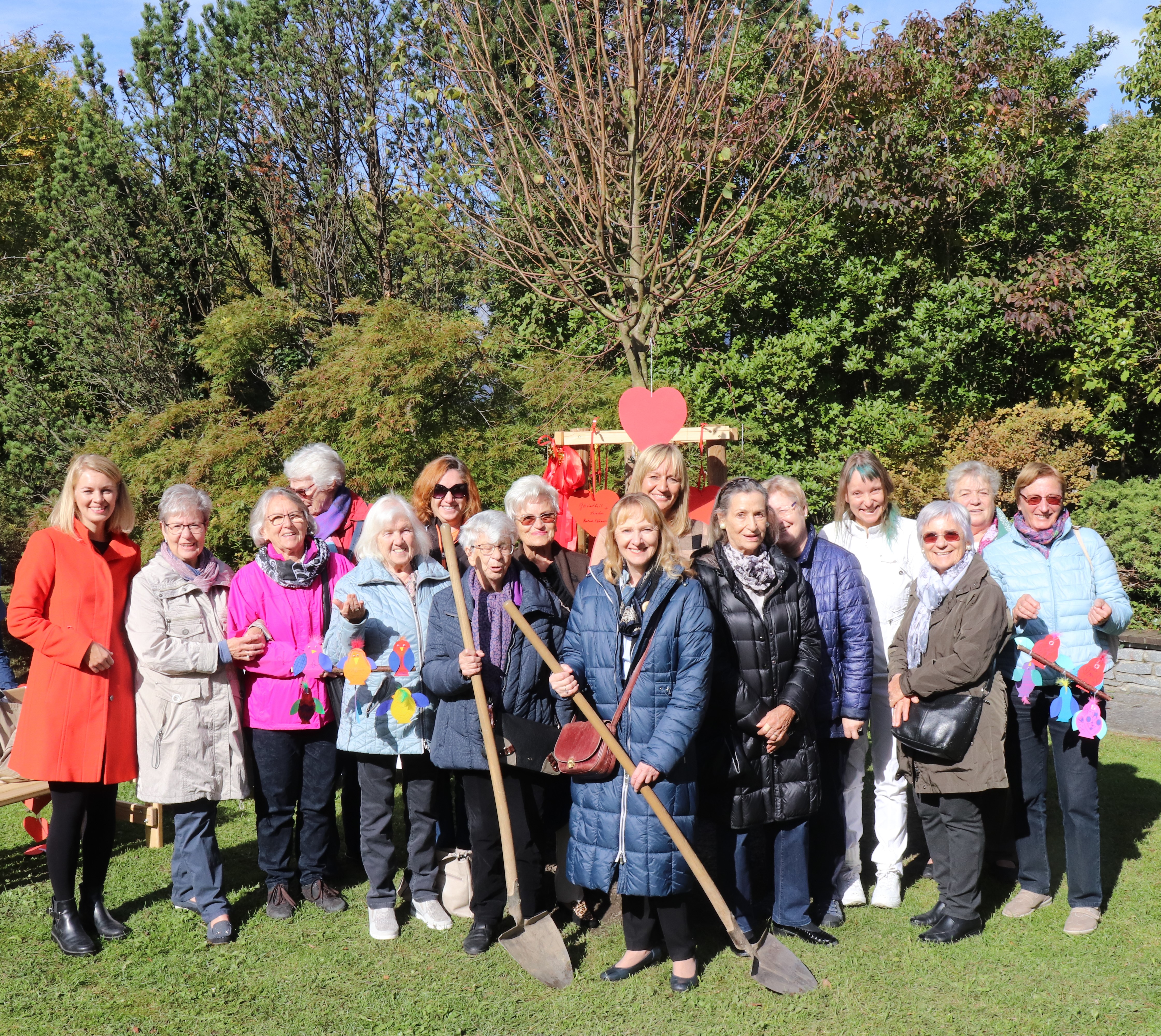 Anlässlich ihres Namenstages am 12. Oktober trafen sich 15 Herlinden, diesmal bei der Volksschule Igls. Heuer wurde eine Linde im Schulgarten als zukünftiger Schattenspender gepflanzt. Die Linde stand auch bei den Liedern und Gedichten der SchülerInnen im Mittelpunkt, die sie im Beisein von Stadträtin Elisabeth Mayr (li.) zum Besten gaben. Aus fünf Frauen namens "Herlinde" beim ersten Treffen im Jahr 1999 sind mittlerweile 15 geworden, die sich jährlich zu ihrem Namenstag treffen.