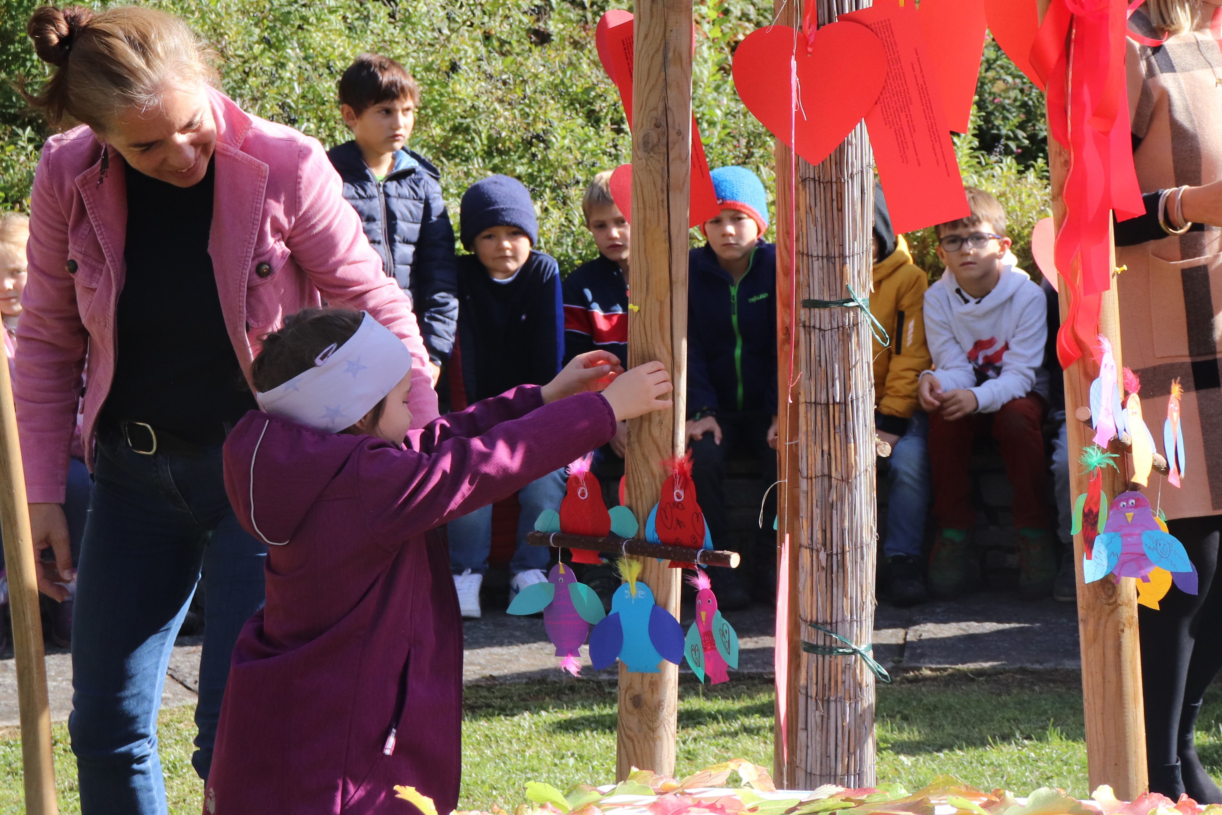 Anlässlich ihres Namenstages am 12. Oktober trafen sich 15 Herlinden, diesmal bei der Volksschule Igls. Heuer wurde eine Linde im Schulgarten als zukünftiger Schattenspender gepflanzt. Die Linde stand auch bei den Liedern und Gedichten der SchülerInnen im Mittelpunkt, die sie im Beisein von Stadträtin Elisabeth Mayr (li.) zum Besten gaben. Aus fünf Frauen namens "Herlinde" beim ersten Treffen im Jahr 1999 sind mittlerweile 15 geworden, die sich jährlich zu ihrem Namenstag treffen.