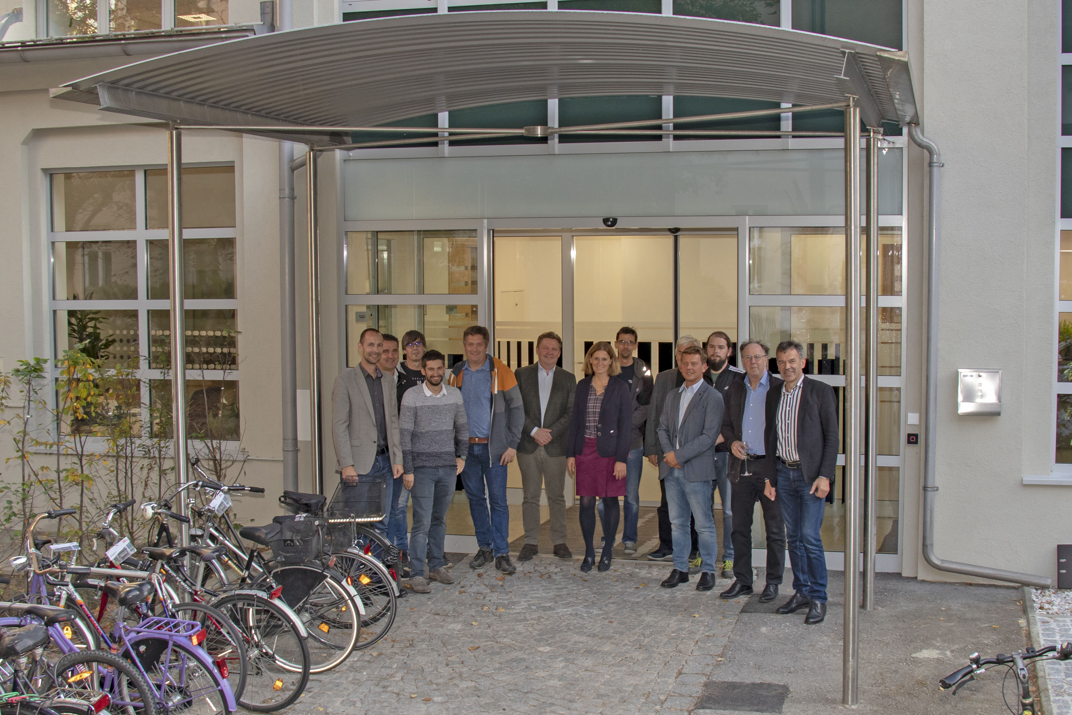 Anlässlich des erfolgreichen Abschlusses der Umbau- und Adaptierungsarbeiten der ehemaligen Stadtbücherei in der Colingasse 5a lud Bürgermeister Georg Willi (r.) die am Bau beteiligten Firmen zu einem Umtrunk ein. Bürgermeister Willi dankte den Anwesenden für Ihren Einsatz, ohne den die mit dreieinhalb Monate sehr kurze Bauzeit nicht möglich gewesen wäre. Ein spezielles Dankeschön ging an den Projektleiter der Innsbrucker Immobilien GmbH (IIG), Georg Preyer (l.), an Amtsvorstand Herbert Kronlecher (Mitte), der die Bauaufsicht überhatte, sowie an den Architekten Erich Wucherer (2.v.r.).
In der Colingasse 5a befinden sich nun die Geschäftsstellen „Kommunikation und Medien“ und „Bürgerinnen- und Bürgerbeteiligung“ sowie das „Innsbruck Marketing“ unter einem Dach. Das Haus ist Heimat für ein Modellprojekt, das auf offenes, mobiles und vor allem vernetztes Arbeiten setzt.