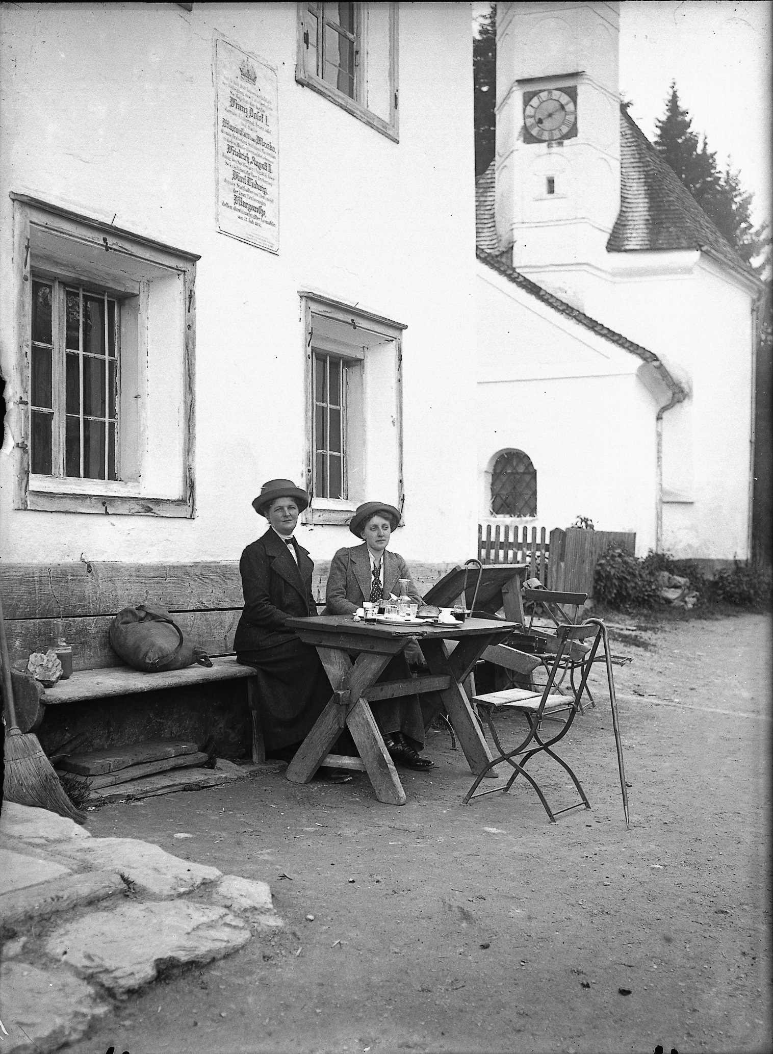 Zwei Frauen machen Rast in Heiligwassser oberhalb von Igls und jausnen