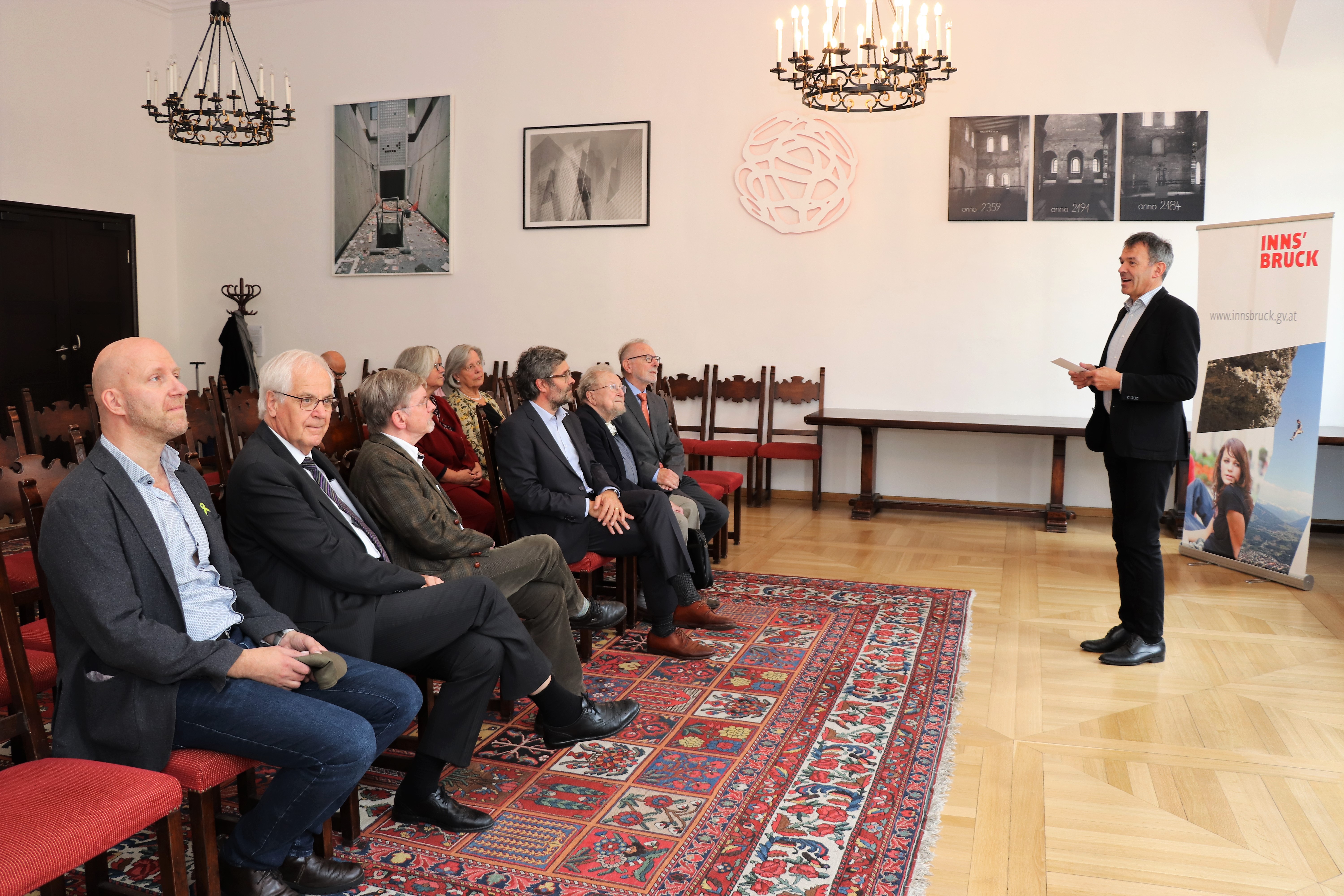 Bereits zum dritten Mal kamen VertreterInnen der Deutschsprachigen Gesellschaft für Kunst und Psychopathologie des Ausdrucks (DGPA) anlässlich ihrer Jahrestagung in der Tiroler Landeshauptstadt zusammen. Empfangen wurden sie dabei von Bürgermeister Georg Willi (M.) im Bürgersaal des Alten Rathauses in der Innsbrucker Altstadt. Die DGPA beschäftigt sich mit den Berührungspunkten von Psychiatrie, Psychopathologie und künstlerischen Ausdrucksformen. Das heurige Tagungsthema lautet „Leiden – Pathos – Ausdruck“.