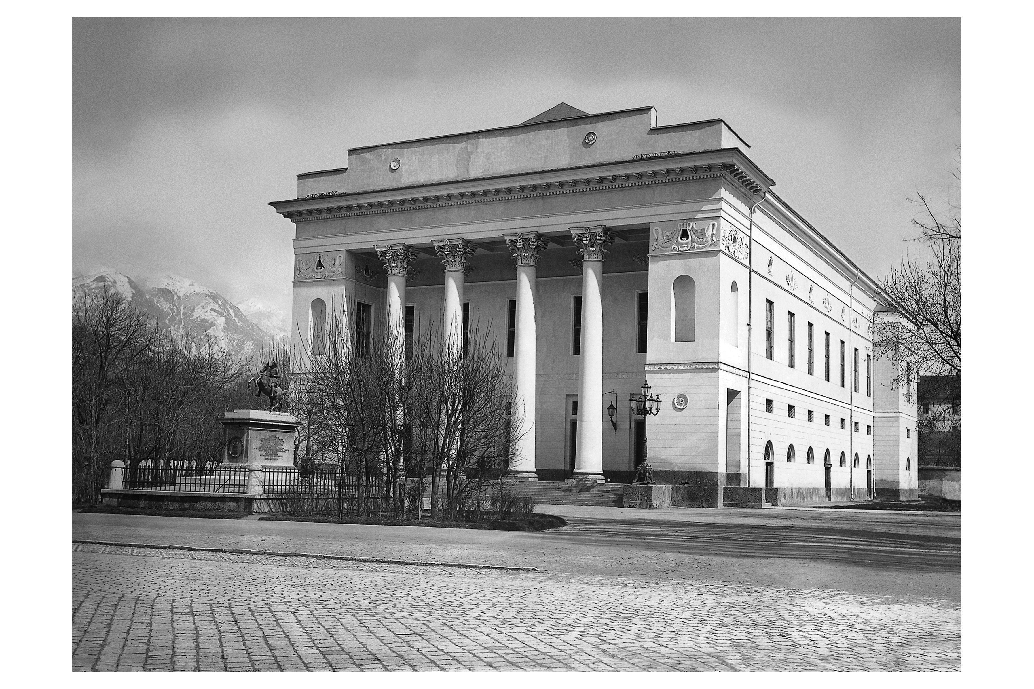Vor dem Jahr 1894 befand sich das Reiterstandbild Leopold V. noch direkt vor dem Hoftheater (heute: Landestheater).