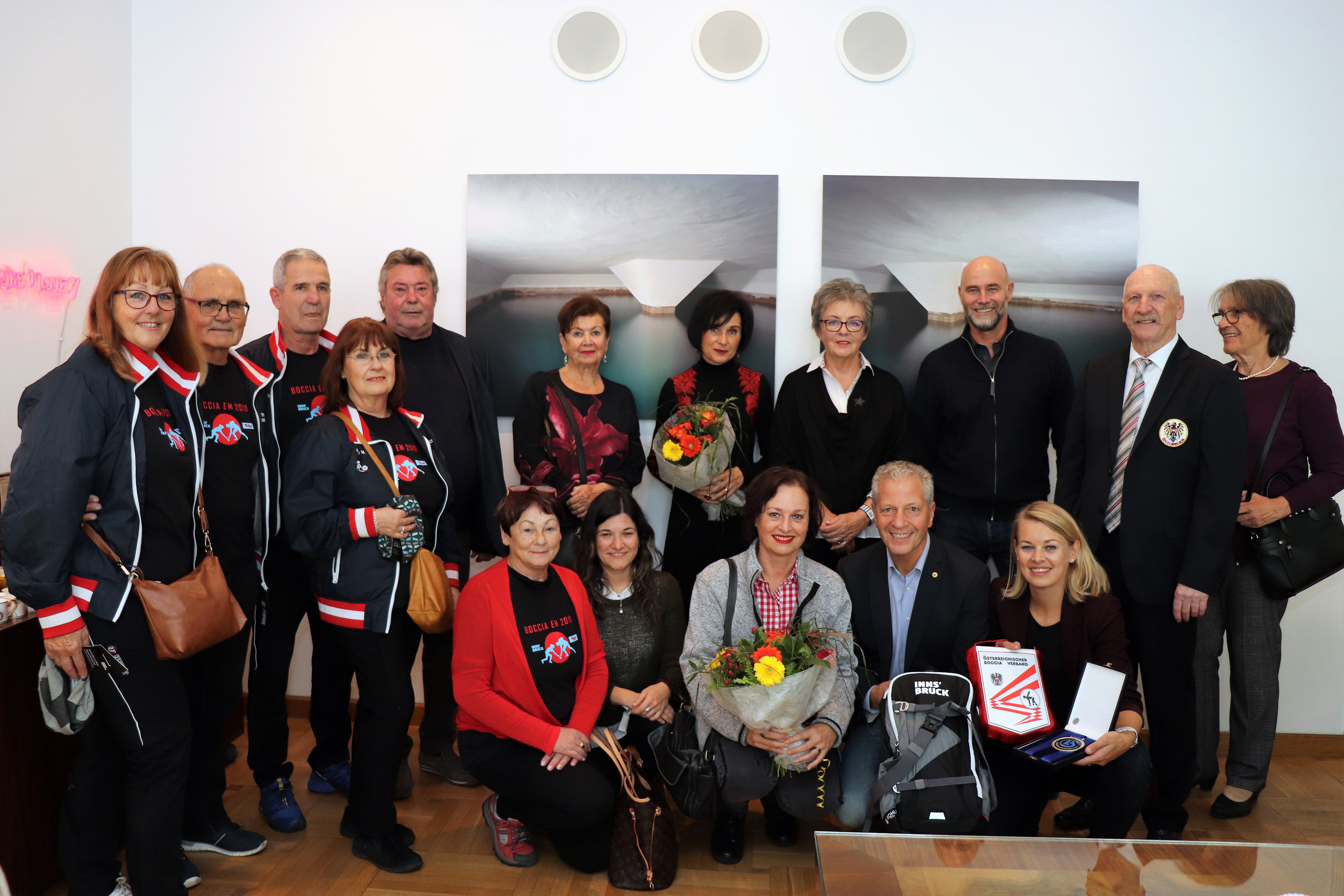 Ganz im Zeichen des sportlichen Engagements und eines europameisterlichen Erfolges stand ein Treffen von Sportstadträtin Elisabeth Mayr und den Mitgliedern des „ESK-Tivoli“. Mit mehr als 120 Personen handelt es sich dabei um den größten Boccia-Verein Österreichs. Gemeinsam können die Vereinsmitglieder auf ein ganz besonders Jahr zurückblicken, organisierten sie von 10. bis 15. September doch die Boccia-EM in der Landeshauptstadt. 96 SpielerInnen aus 15 Nationen traten bei der Heim-EM in fünf Bewerben gegeneinander an. Niki Natale holte sich dabei den Europameistertitel 2019 und somit Gold im Einzelbewerb. Im Zweier-Bewerb erspielte er sich gemeinsam mit seinem Teampartner die Silbermedaille. Stadträtin Mayr gratulierte herzlich.