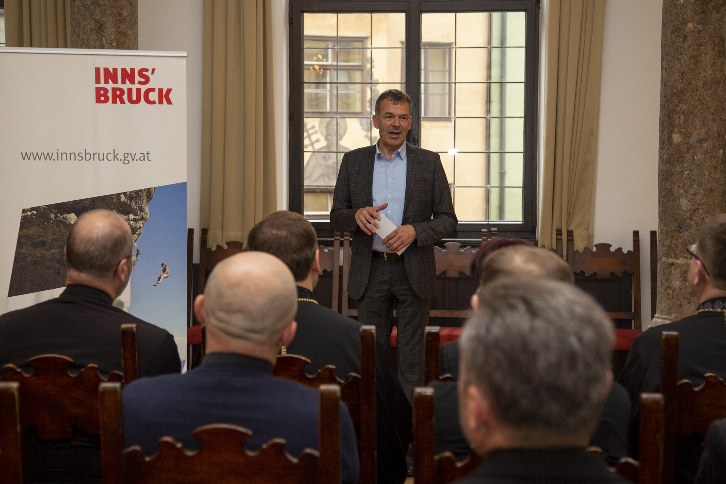 Anlässlich des Jubliläums "120 Jahre ukrainische Gemeinde in Innsbruck" empfingen Landtagspräsidentin Sonja Ledl-Rossmann und Bürgermeister Georg Willi den Großerzbischof von Kyiv-Halych, Oberhaupt der ukrainischen griechisch-katholischen Kirche Sviatoslav Shevchuk im historischen Bürgersaal im Stadtturm. Das Treffen stand im Zeichen der Erinnerung der gemeinsamen Zeit, die von gegenseitiger Hilfe und Herzlichkeit geprägt war.