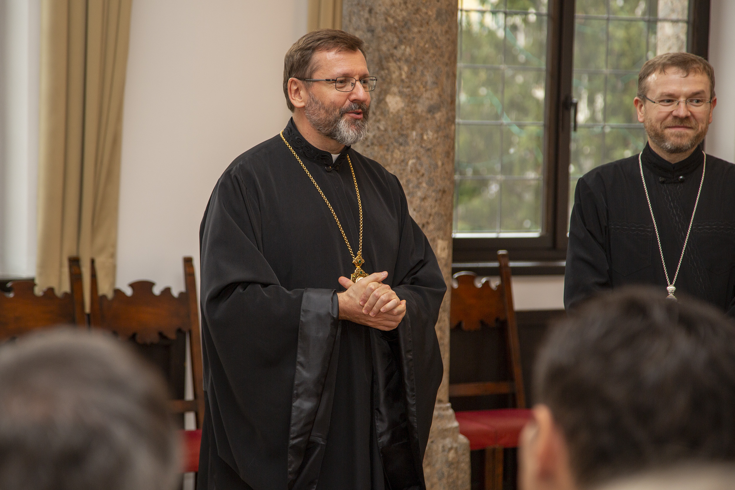 Anlässlich des Jubliläums "120 Jahre ukrainische Gemeinde in Innsbruck" empfingen Landtagspräsidentin Sonja Ledl-Rossmann und Bürgermeister Georg Willi den Großerzbischof von Kyiv-Halych, Oberhaupt der ukrainischen griechisch-katholischen Kirche Sviatoslav Shevchuk im historischen Bürgersaal im Stadtturm. Das Treffen stand im Zeichen der Erinnerung der gemeinsamen Zeit, die von gegenseitiger Hilfe und Herzlichkeit geprägt war.