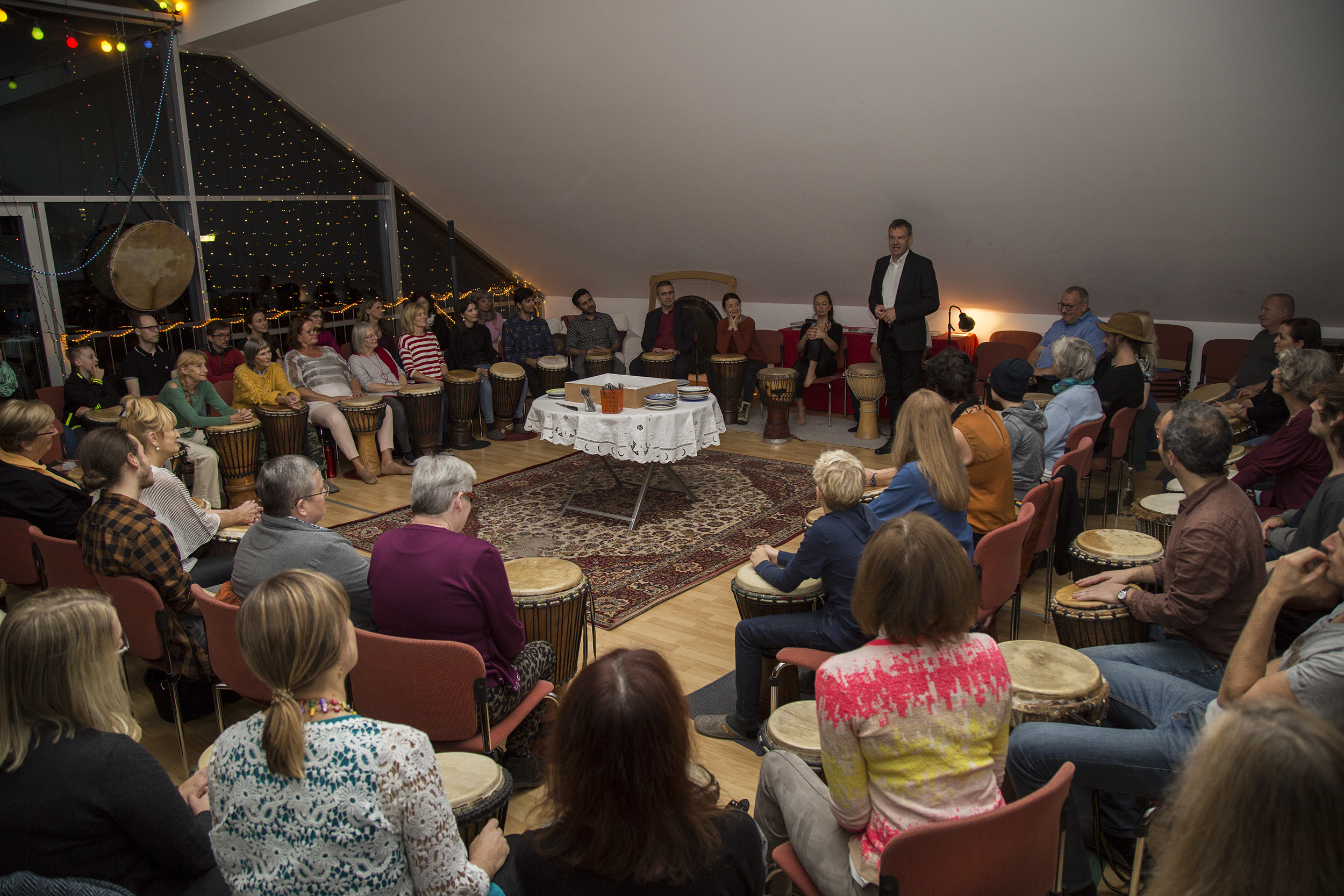 Bürgermeister Georg Willi und Kulturstadträtin Uschi Schwarzl gratulierten zum 15-Jahre-Jubiläum der Free Beat Company. Maria Zeisler und Gottfried Jaufenthaler gründeten während ihrer Lehrtätigkeit an der Musikschule der Stadt Innsbruck 2004 die Free Beat Company. 
Die Lust am Groove, die Freude andere zu hören und zu spüren, das Bedürfnis nach tiefen Klängen und starken Rhythmen wird in dieser, für ALLE offenen, Trommelgruppe erfüllt. Die Free Beat Compay ist Teil der Musikschule Innsbruck, unter der Leitung von Wolfram Rosenberger.