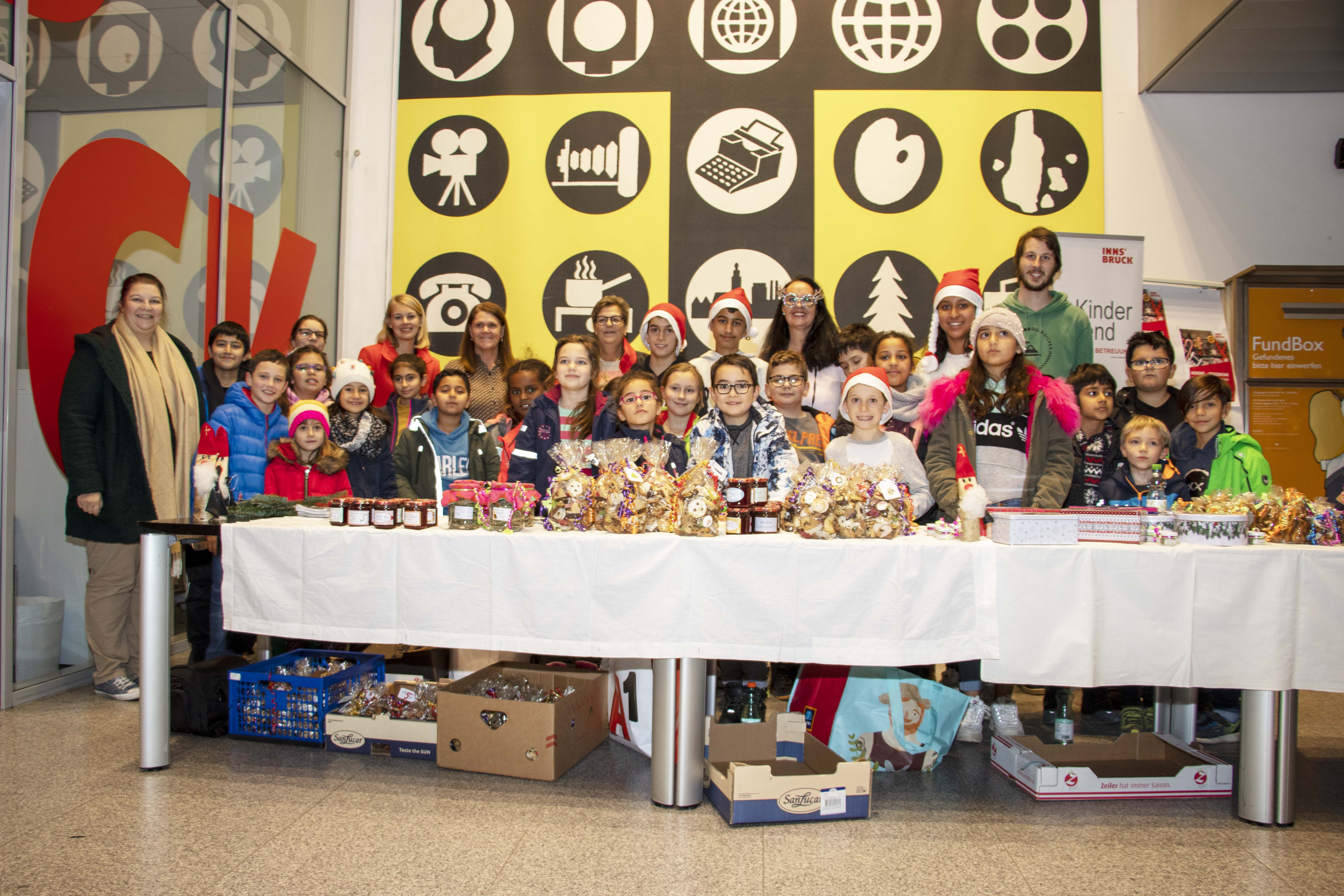 Die Kinder der städtischen Schülerhorte Domanigweg und Kinder am Tivoli haben unlängst einen Advent-Keksbasar in den RathausGalerien veranstaltet. Mit viel Engagement haben sie Kekse gebacken und weihnachtliche Dekoration gestaltet. Mit viel guter Laune waren die Kinder mit ihren BetreuerInnen am Vorplatz des Bürgerservice am Werk. Bürgermeister Georg Willi und Stadträtin Elisabeth Mayr genossen das bunte Treiben rund um die Verkaufstische und ließen sich die Gelegenheit auch nicht entgehen, einige Sachen für den guten Zweck zu erwerben. Der gesamte Erlös des Basars kommt dem Verein „Arche Herzensbrücke“ zu Gute, welcher sich für schwerkranke Kinder einsetzt.
Um auf den Advent-Keksbasar aufmerksam zu machen, haben die Kinder vom Schülerhort Domanigweg Plakate entworfen, mit denen sie in der Maria-Theresien-Straße Interessierte anlockten.