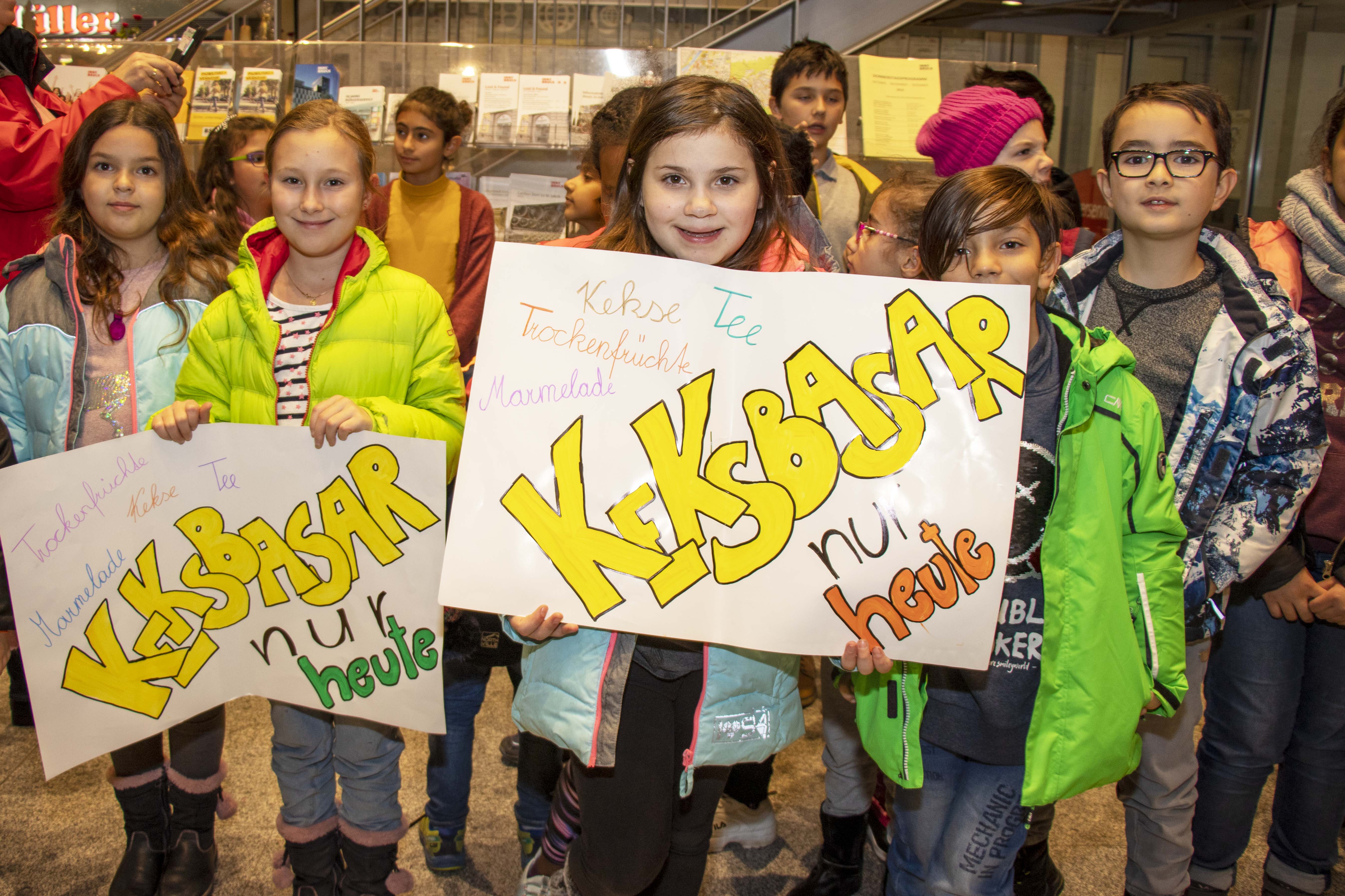Die Kinder der städtischen Schülerhorte Domanigweg und Kinder am Tivoli haben unlängst einen Advent-Keksbasar in den RathausGalerien veranstaltet. Mit viel Engagement haben sie Kekse gebacken und weihnachtliche Dekoration gestaltet. Mit viel guter Laune waren die Kinder mit ihren BetreuerInnen am Vorplatz des Bürgerservice am Werk. Bürgermeister Georg Willi und Stadträtin Elisabeth Mayr genossen das bunte Treiben rund um die Verkaufstische und ließen sich die Gelegenheit auch nicht entgehen, einige Sachen für den guten Zweck zu erwerben. Der gesamte Erlös des Basars kommt dem Verein „Arche Herzensbrücke“ zu Gute, welcher sich für schwerkranke Kinder einsetzt.
Um auf den Advent-Keksbasar aufmerksam zu machen, haben die Kinder vom Schülerhort Domanigweg Plakate entworfen, mit denen sie in der Maria-Theresien-Straße Interessierte anlockten.