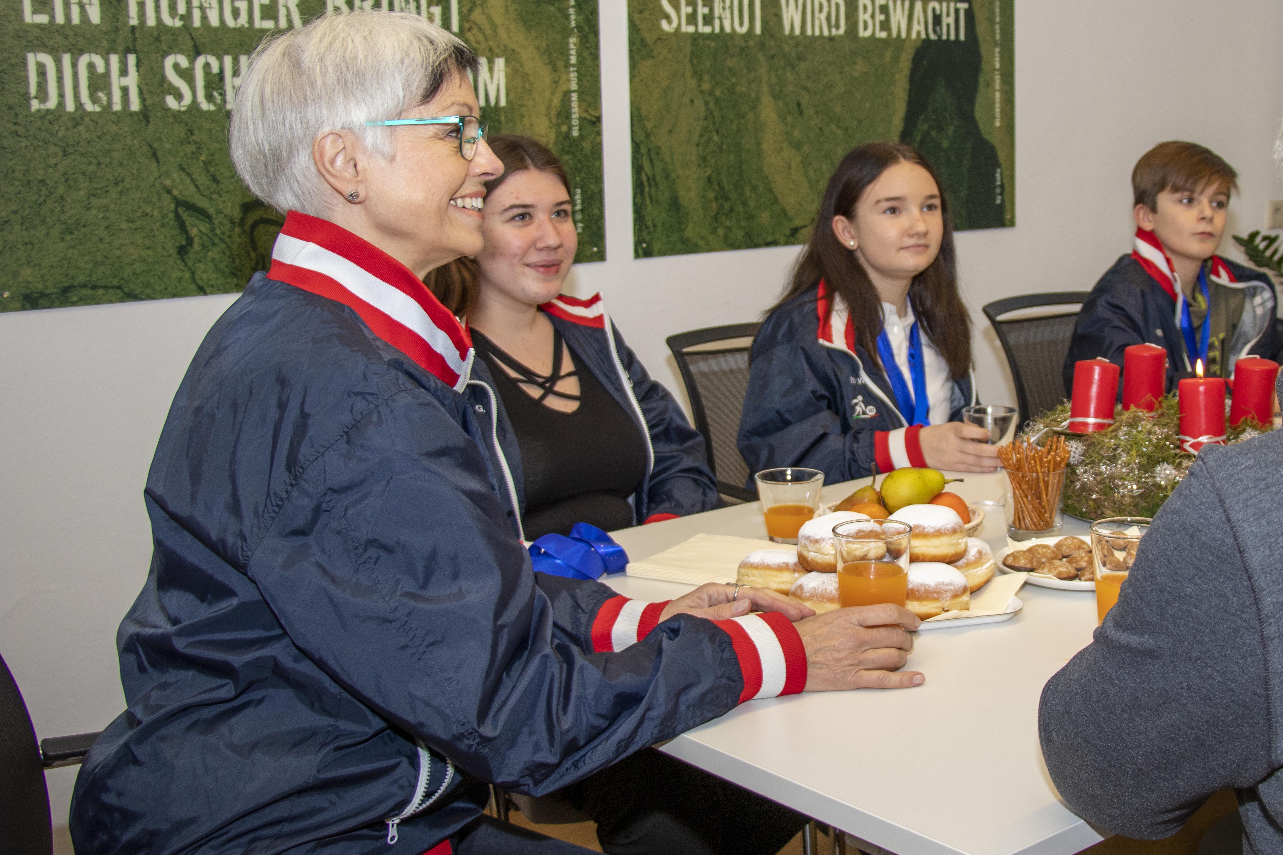 Innsbrucker Nachwuchstalente vom ESK Tivoli konnten bei der Boccia-Junioren-Europameisterschaft im deutschen Gersthofen vier Medaillen erobern. Grund genug die doppelten Bronzemedaillen-GewinnerInnen ins Rathaus einzuladen. Die für Sport verantwortliche Stadträtin Elisabeth Mayr (r.) gratulierte der Trainerin Beate Reinalter und den SportlerInnen Evi Werth, Sonja Gleißner und Simon Gadner (v.l.) zum Medaillenregen. In gemütlicher Atmosphäre, bei Fruchtsaft, Keksen und Faschingskrapfen, erzählten die Jugendlichen von ihrer erfolgreichen Europameisterschaft, von den vielen Freunden, die sie kennen gelernt haben und von ihrem Maskottchen „Schischkröte“, welches zusammen mit den mitgereisten Familien und vielen anderen Fans wesentlich zum Erfolg beigetragen hat.
Für ihre sportlichen Leistungen überreichte Stadträtin Mayr den erfolgreichen Medaillen-GewinnerInnen auch ein kleines Geschenk.