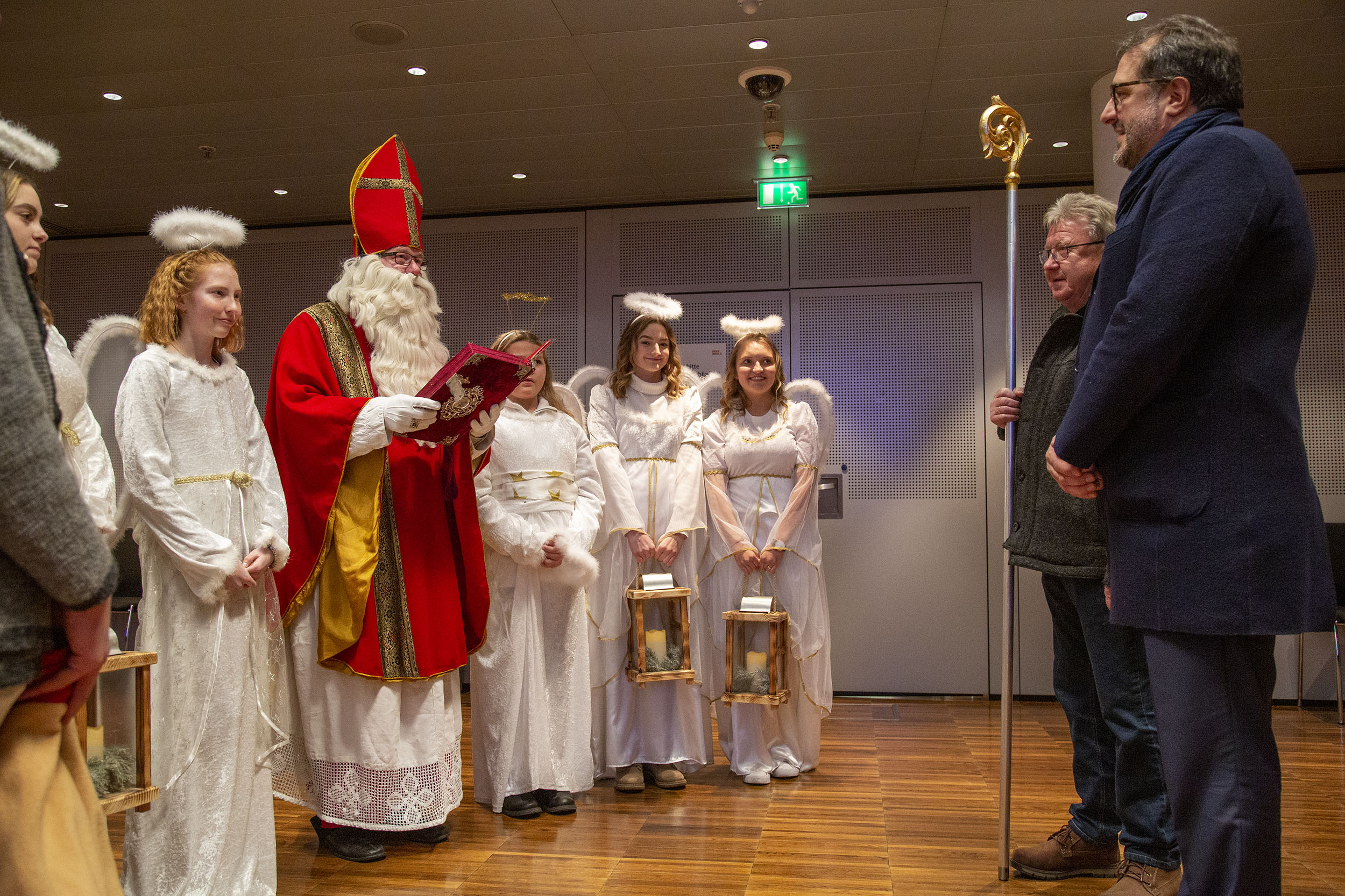 Traditionell besuchte der Amraser Nikolaus mit seinem Gefolge das Innsbrucker Rathaus, wo er von Vizebürgermeister Franz X. Gruber und Gemeinderat Franz Hitzl im Plenarsaal empfangen wurde. Aus seinem Buch las der Heilige Mann allerhand - zum Schmunzeln und zum Nachdenken - und bat darum, dem Gemeinderat bei der Sitzung am 12. Dezember die besten Grüße auszurichten.