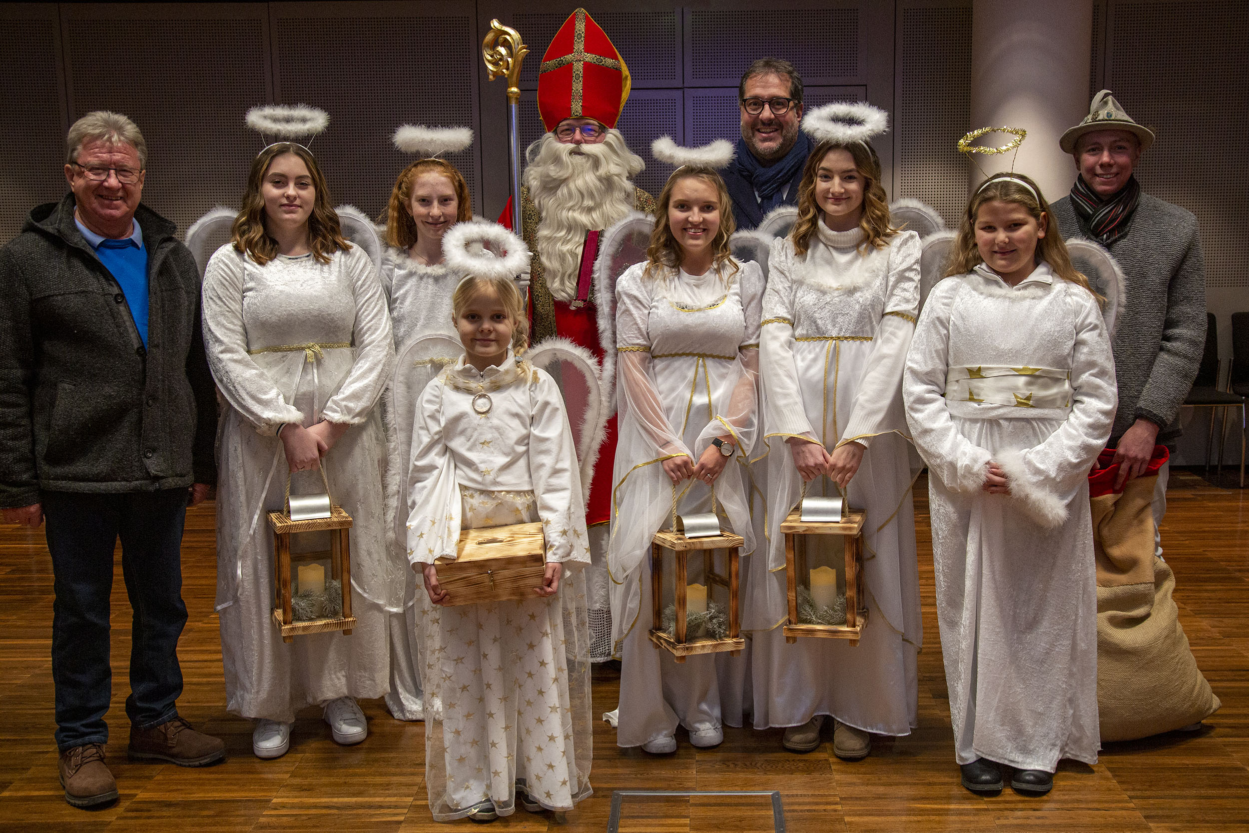 Traditionell besuchte der Amraser Nikolaus mit seinem Gefolge das Innsbrucker Rathaus, wo er von Vizebürgermeister Franz X. Gruber und Gemeinderat Franz Hitzl im Plenarsaal empfangen wurde. Aus seinem Buch las der Heilige Mann allerhand - zum Schmunzeln und zum Nachdenken - und bat darum, dem Gemeinderat bei der Sitzung am 12. Dezember die besten Grüße auszurichten.