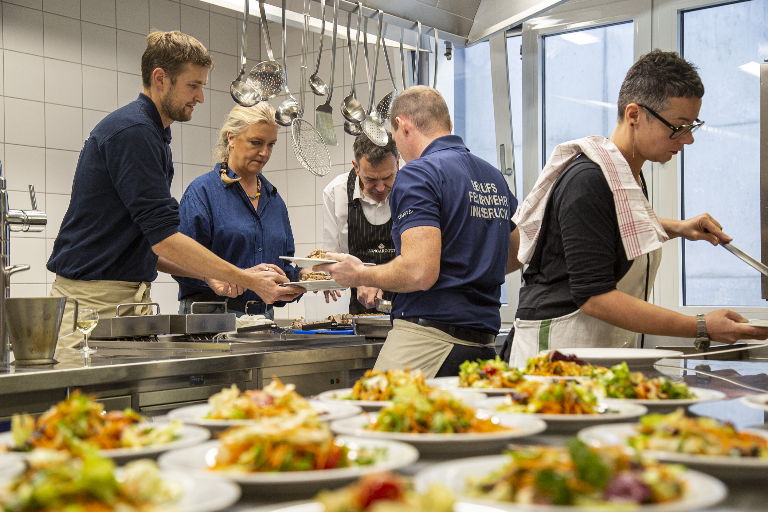 Bürgermeister Georg Willi und seine Frau Katharina kochten für die MitarbeiterInnen der Berufsfeuerwehr Innsbruck ein adventliches Mittagessen: Salat marinieren, Risotto zubereiten, Fleisch braten und die Köstlichkeiten anrichten. Geschmeckt hat es auch, wie die „Feuerwehrler" nach dem gemeinsamen Verzehr bestätigten.
