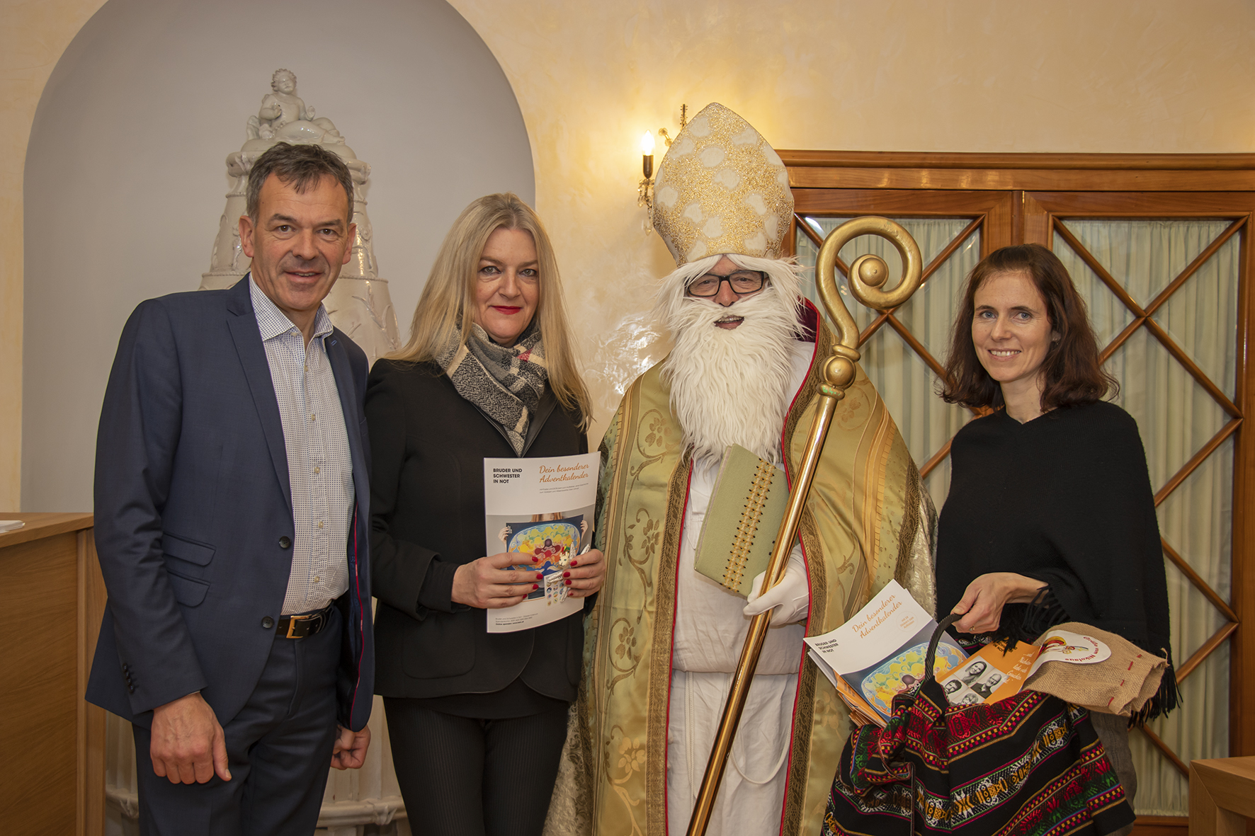 Die Stiftung „Bruder und Schwester in Not“ der Diözese Innsbruck hat den 6. Dezember zum Anlass genommen, Bürgermeister Georg Willi  und seine Gattin Katharina im Rathaus der Stadt Innsbruck zu besuchen, um auf die diesjährige Adventsammlung aufmerksam zu machen. Mit den Spenden werden vor allem Projekte und Organisationen in Ostafrika und Lateinamerika unterstützt.