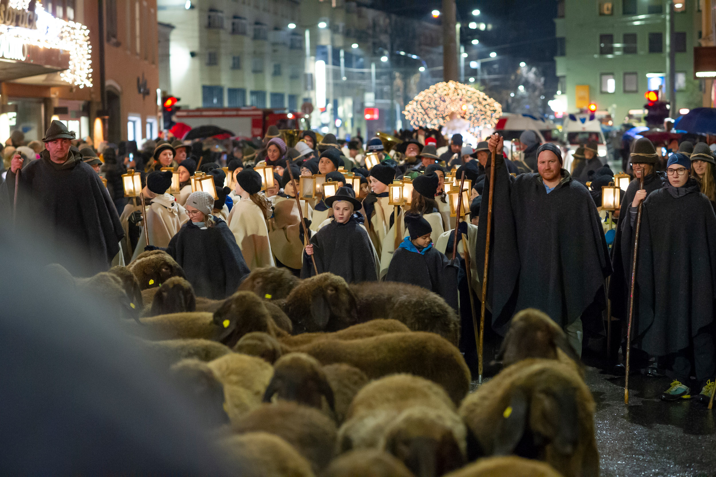 Glänzende Kinderaugen verfolgten das 16. Innsbrucker Christkindl auf seinem Weg durch die Landeshauptstadt. Mehr als 400 Schülerinnen und Schüler der städtischen Volksschulen wirkten als Hirten und Engel mit. Höhepunkt war das gemeinsame Singen am Platz vor dem Landestheater. Wir wünschen allen ein besinnliches Weihnachtsfest!