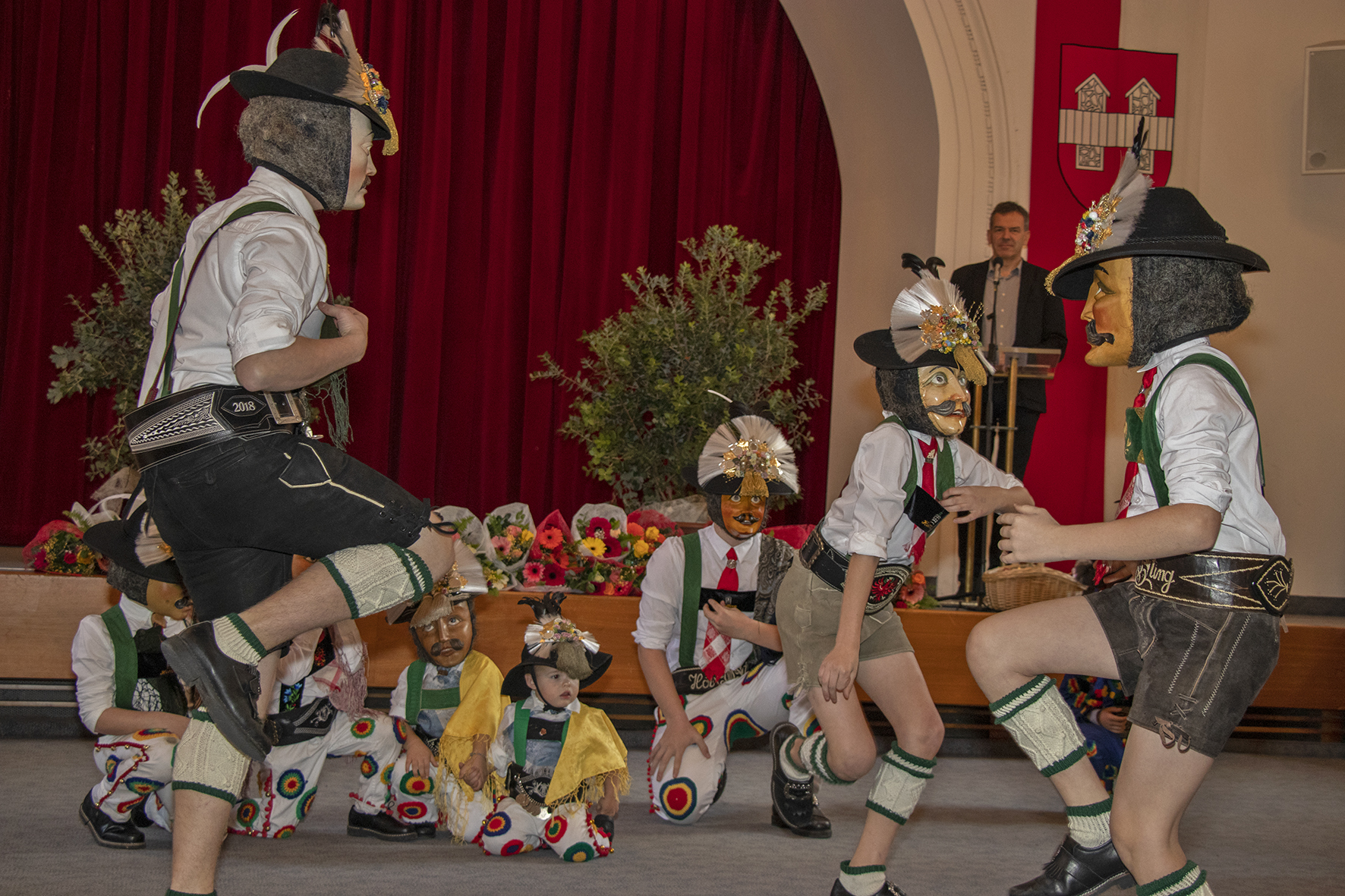 Hochzeitsjubiläen gehören gefeiert, besonders wenn zwei Menschen seit 50, 60 oder mehr Jahren Seite an Seite durchs Leben gehen. Aus diesem Grund lädt die Stadt traditionell Innsbrucker Ehepaare zu einer Hochzeitsjubiläumsfeier in die Ursulinensäle ein. Bürgermeister Georg Willi freut sich über die vielen fröhlichen Gesichter im Saal. „Das Leben eine so lange Zeit mit einem Partner zu verbringen ist einerseits schön, andererseits aber auch eine Aufgabe und Herausforderung. Ich gratuliere Ihnen herzlich zu ihren langen Ehen und möchte Ihnen in diesem Zuge meine Hochachtung aussprechen.“ Gleich zu Beginn der Ehrung hatten die Höttinger Jungmuller ihren großen Auftritt. Sie eroberten die Herzen der JubilarInnen auf Anhieb, und zeigten, dass das alte Faschingsbrauchtum in Hötting in aller Munde ist.