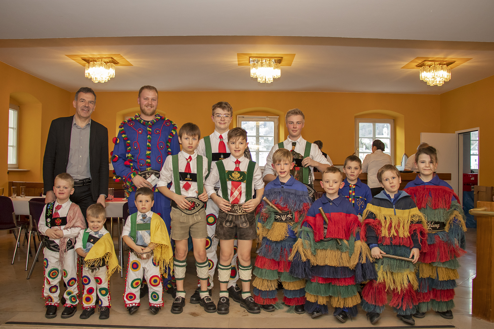 Hochzeitsjubiläen gehören gefeiert, besonders wenn zwei Menschen seit 50, 60 oder mehr Jahren Seite an Seite durchs Leben gehen. Aus diesem Grund lädt die Stadt traditionell Innsbrucker Ehepaare zu einer Hochzeitsjubiläumsfeier in die Ursulinensäle ein. Bürgermeister Georg Willi freut sich über die vielen fröhlichen Gesichter im Saal. „Das Leben eine so lange Zeit mit einem Partner zu verbringen ist einerseits schön, andererseits aber auch eine Aufgabe und Herausforderung. Ich gratuliere Ihnen herzlich zu ihren langen Ehen und möchte Ihnen in diesem Zuge meine Hochachtung aussprechen.“ Gleich zu Beginn der Ehrung hatten die Höttinger Jungmuller ihren großen Auftritt. Sie eroberten die Herzen der JubilarInnen auf Anhieb, und zeigten, dass das alte Faschingsbrauchtum in Hötting in aller Munde ist.