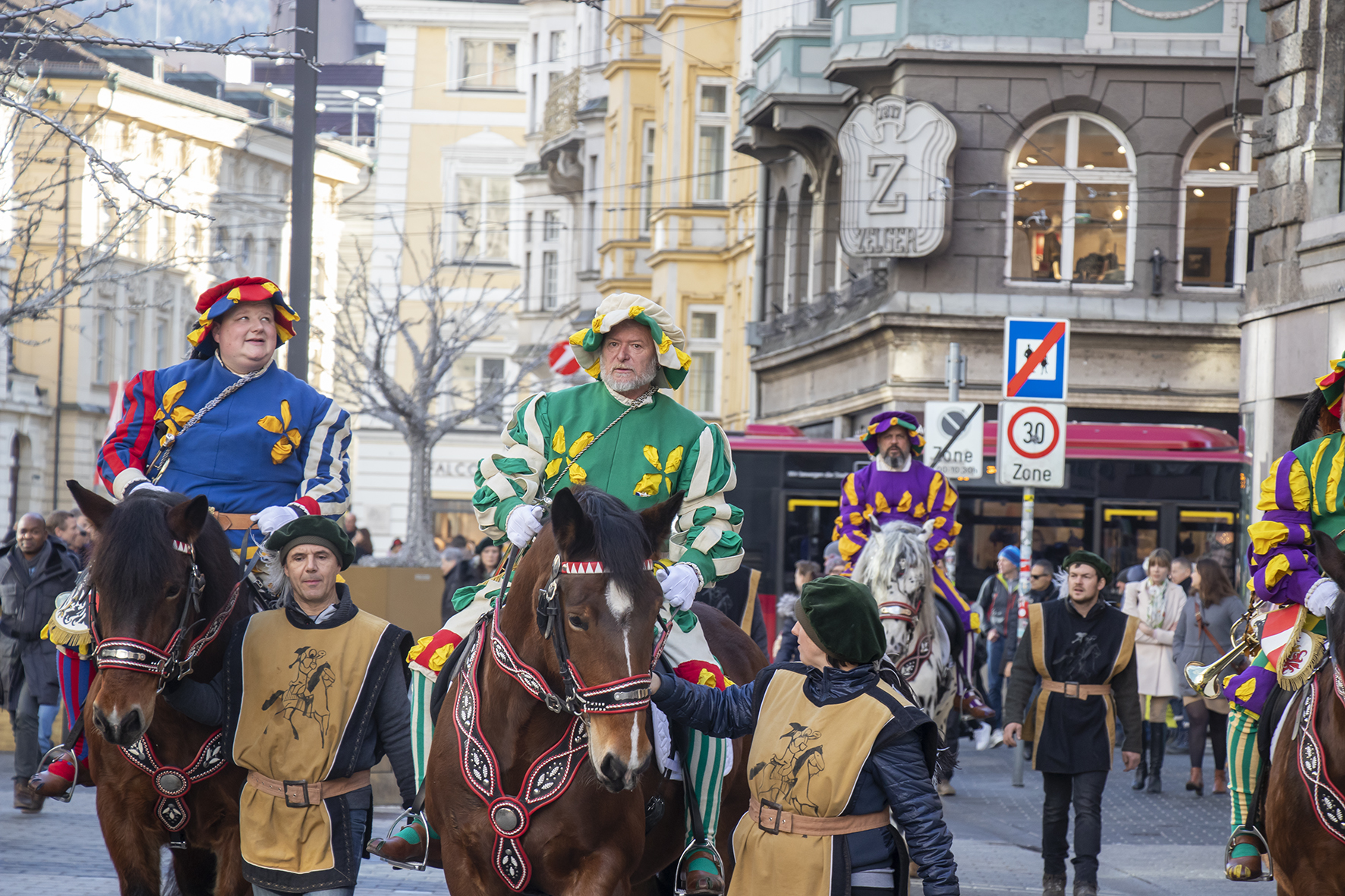 Eine besondere Ehre wurde heute dem Innsbrucker Vizebürgermeister Franz X. Gruber zuteil: Das Fasnachtskomitee des Telfer Schleicherlaufes machte in Begleitung der berittenen Herolde und den Gotl'n dem Vizebürgermeister seine Aufwartung. Grund dafür ist die nur alle fünf Jahre stattfindende Schleicherlauf in Telfs. Höhepunkt der Telfer Fasnacht ist der große Umzug am Sonntag, 2. Februar ab 11.00 Uhr. Nach der offiziellen Einladungsverkündung eines Herold lud Vizebürgermeister Gruber ins Rathaus, wo ihm die offizielle Plakette von Fasnachtsobmann und Telfs Bürgermeister Christian Härting überreicht wurde.