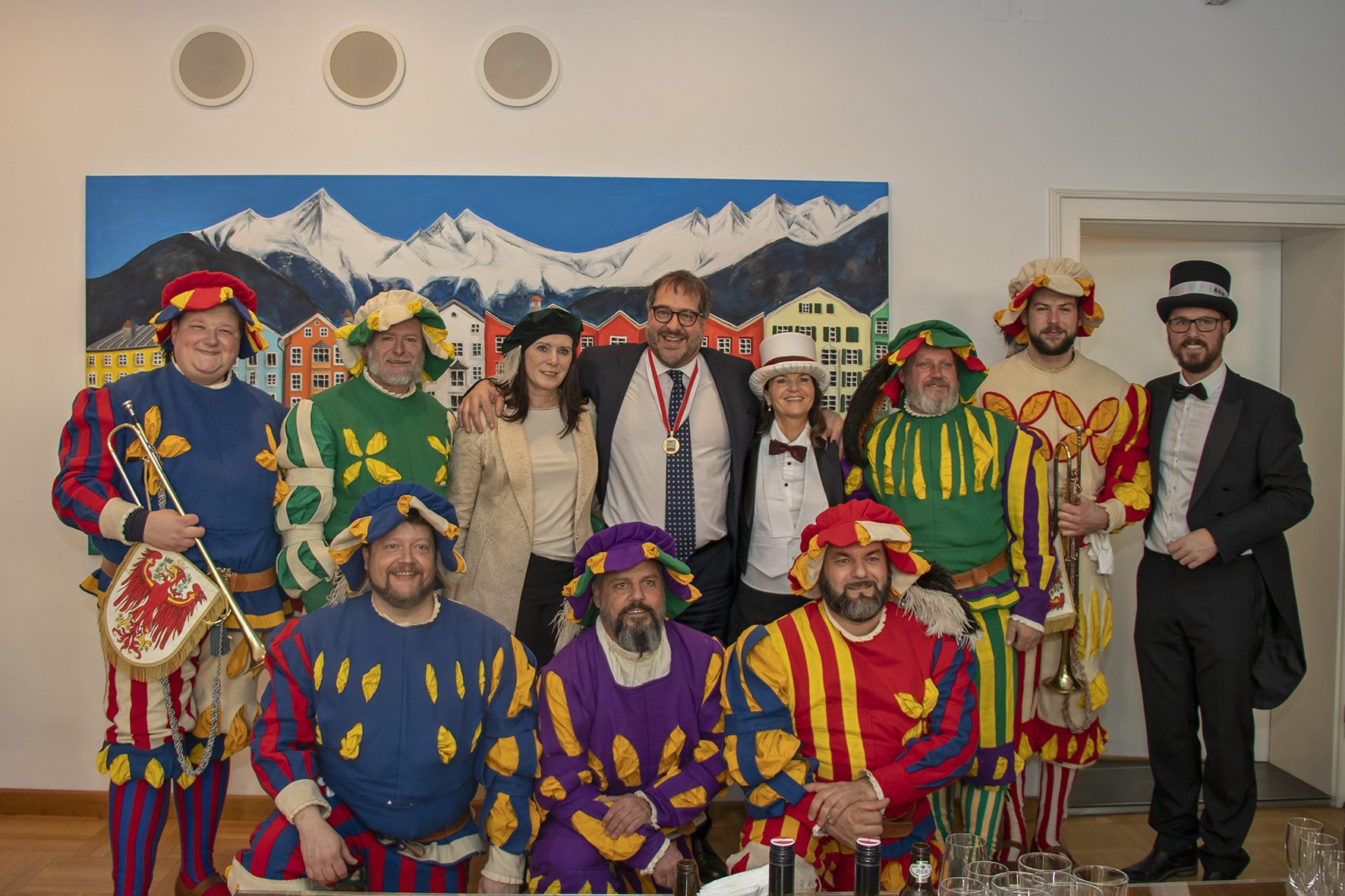 Eine besondere Ehre wurde heute dem Innsbrucker Vizebürgermeister Franz X. Gruber zuteil: Das Fasnachtskomitee des Telfer Schleicherlaufes machte in Begleitung der berittenen Herolde und den Gotl'n dem Vizebürgermeister seine Aufwartung. Grund dafür ist die nur alle fünf Jahre stattfindende Schleicherlauf in Telfs. Höhepunkt der Telfer Fasnacht ist der große Umzug am Sonntag, 2. Februar ab 11.00 Uhr. Nach der offiziellen Einladungsverkündung eines Herold lud Vizebürgermeister Gruber ins Rathaus, wo ihm die offizielle Plakette von Fasnachtsobmann und Telfs Bürgermeister Christian Härting überreicht wurde.