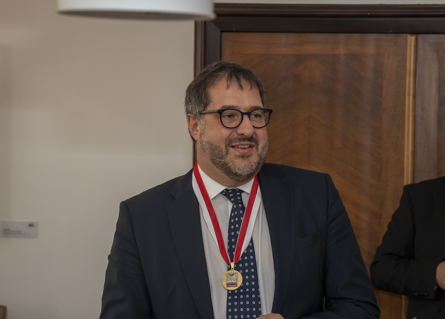 Eine besondere Ehre wurde heute dem Innsbrucker Vizebürgermeister Franz X. Gruber zuteil: Das Fasnachtskomitee des Telfer Schleicherlaufes machte in Begleitung der berittenen Herolde und den Gotl'n dem Vizebürgermeister seine Aufwartung. Grund dafür ist die nur alle fünf Jahre stattfindende Schleicherlauf in Telfs. Höhepunkt der Telfer Fasnacht ist der große Umzug am Sonntag, 2. Februar ab 11.00 Uhr. Nach der offiziellen Einladungsverkündung eines Herold lud Vizebürgermeister Gruber ins Rathaus, wo ihm die offizielle Plakette von Fasnachtsobmann und Telfs Bürgermeister Christian Härting überreicht wurde.