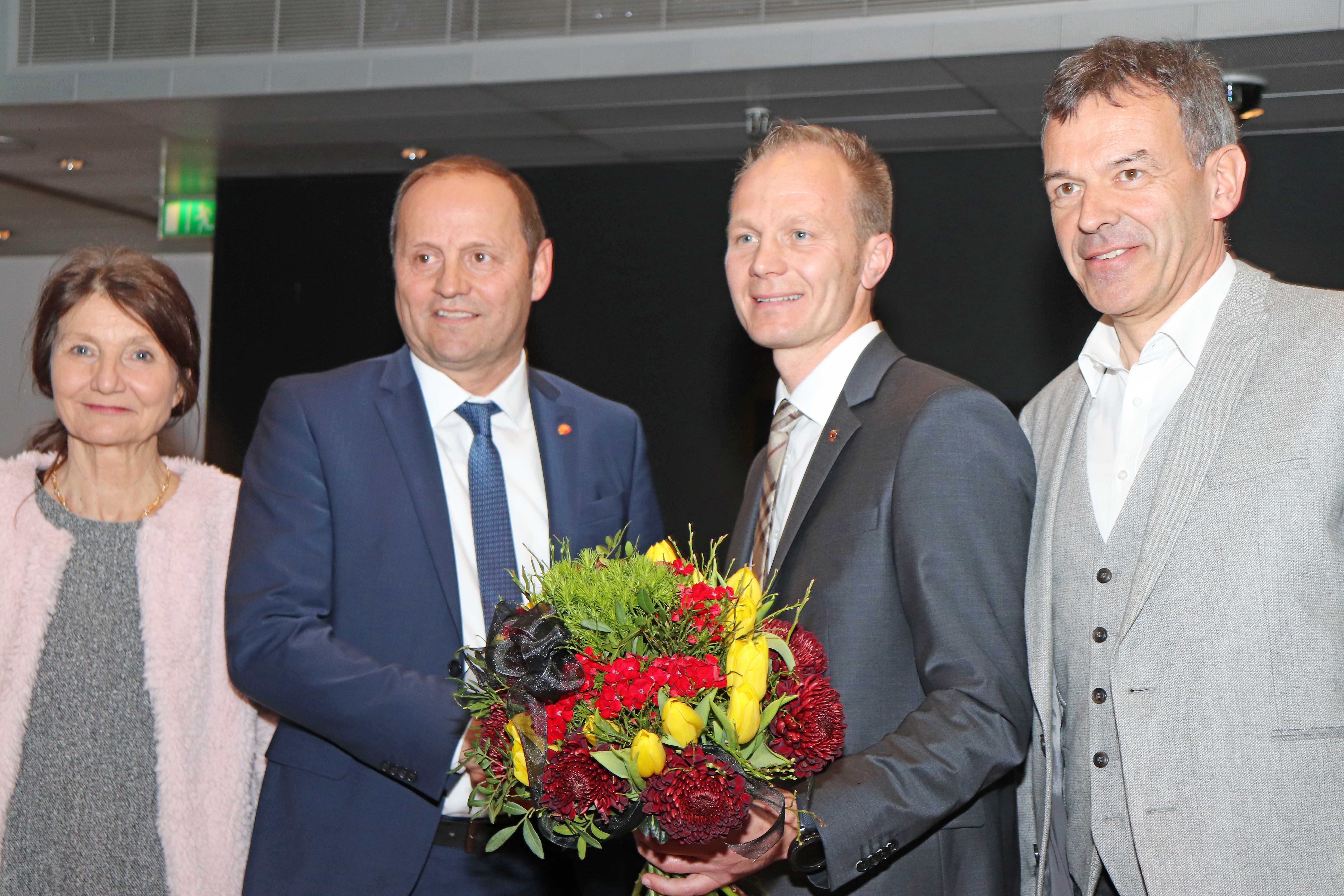 Johannes Anzengruber wurde in der Gemeinderatssitzung vom 27. Februar 2020 mehrheitlich zum zweiten Vizebürgermeister der Stadt Innsbruck gewählt. v.l.: Vizebürgermeisterin Uschi Schwarzl, Landeshauptmann-Stellvertreter Josef Geisler, Vizebürgermeister Johannes Anzengruber, Bürgermeister Georg Willi.