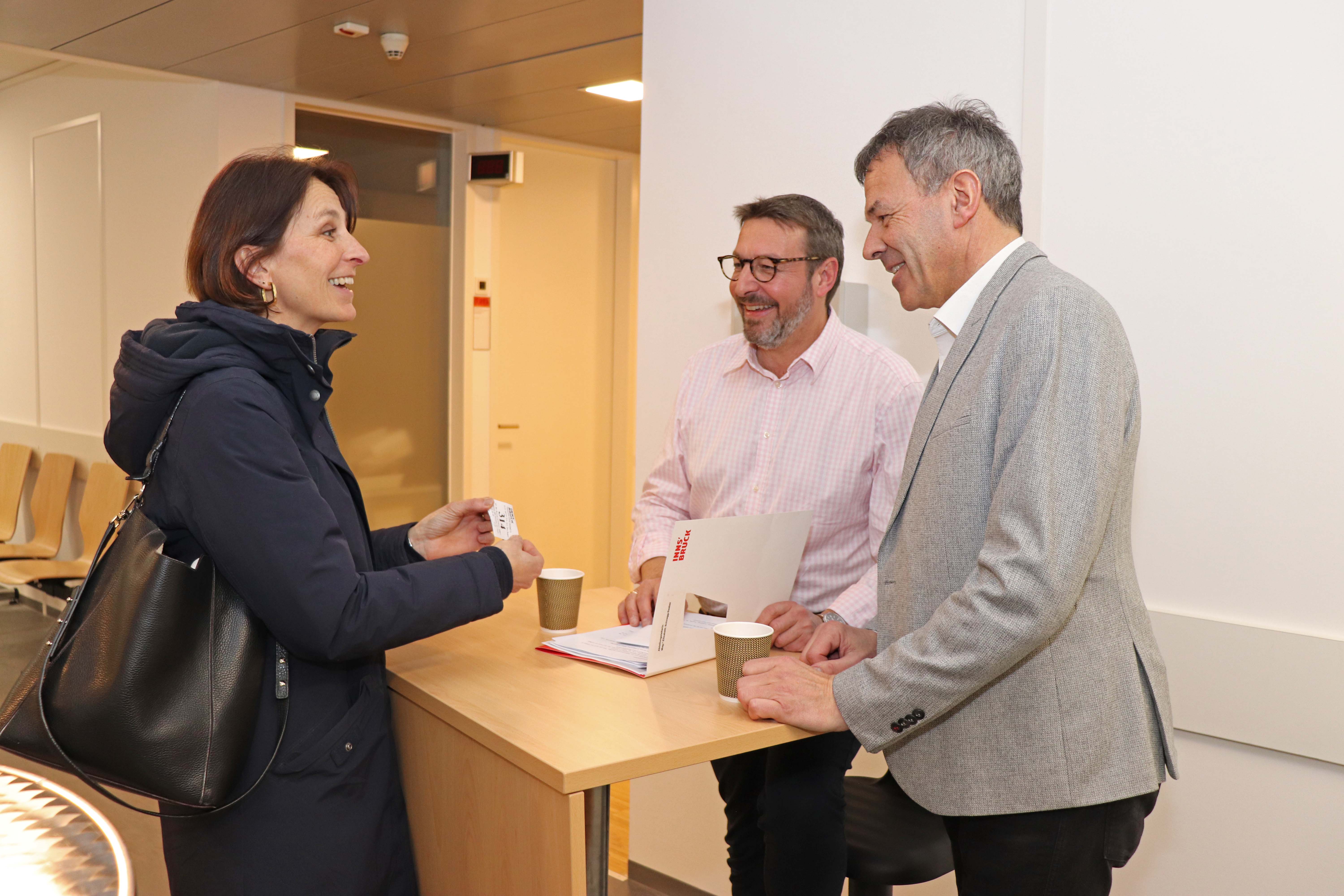 Mit mehr als einer Million Reisepässe laufen im Jahr 2020 österreichweit doppelt so viele ab wie einem „normalen“ Passjahr. Vor allem in den Monaten März bis Juli 2020 rechnet das Referat für Passangelegenheiten mit erhöhtem Andrang. Aus diesem Grund bietet der Stadtmagistrat Innsbruck die Möglichkeit, den Pass an ausgewählten Donnerstagabenden zu beantragen: Bürgermeister Georg Willi begrüßte gemeinsam mit dem zuständigen Amtsvorstand Markus Troger beim ersten Abendtermin die BürgerInnen im Passamt. Am 12. März und am 16. April hat die Servicestelle zusätzlich zu den regulären Öffnungszeiten von 7.30 bis 15.00 Uhr auch von 17.00 bis 20.00 Uhr geöffnet. Am Donnerstag, 30. April, ist es von 7.30 bis 19.00 Uhr durchgängig möglich, einen Pass zu beantragen. Die Passanlaufstelle befindet sich im 1. Stock des Rathauses in der Maria-Theresien-Straße 18 und ist entweder über den Lift in den RathausGalerien oder die Treppe neben dem Bürgerservice erreichbar.