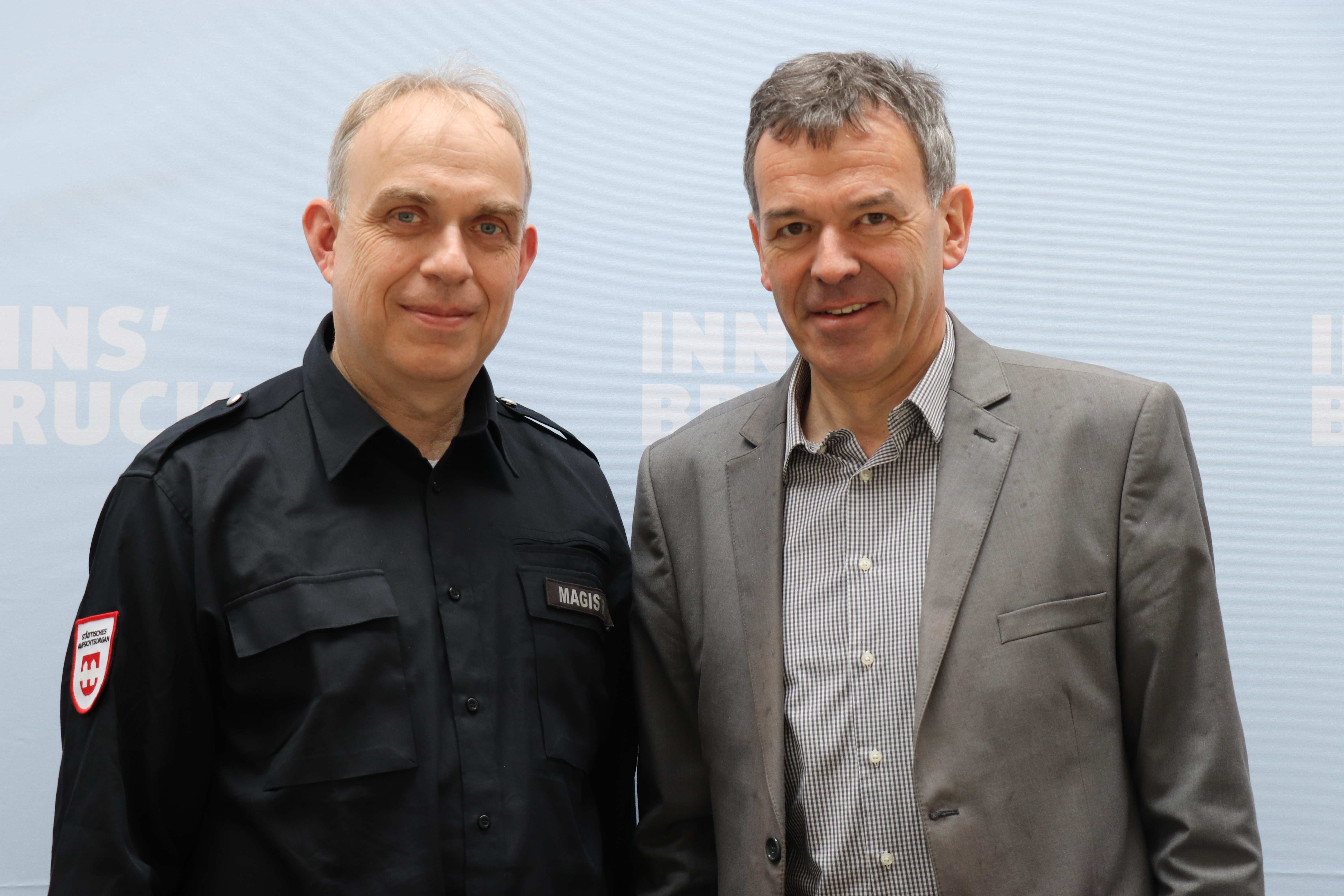 Ein Bild von Elmar Rizzoli (l.) und Bürgermeister Georg Willi aus vergangenen Tagen: Nun wird das Amt für Allgemeine Sicherheit und Veranstaltungen neu ausgeschrieben.