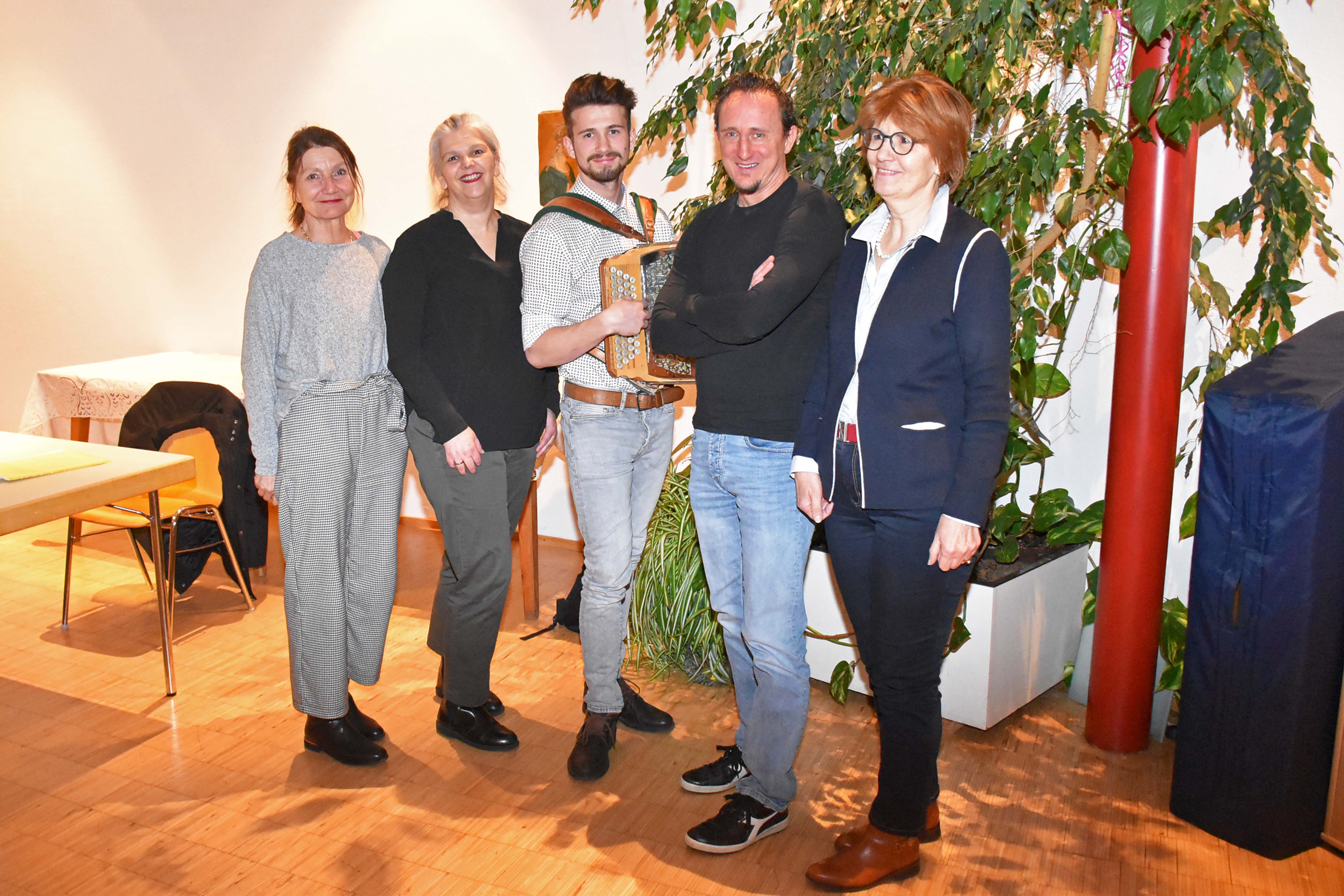 Im Rahmen der Innsbrucker Büchereitage laden die 13 Innsbrucker Büchereien von Dienstag, 3. März, bis Freitag, 13. März, dazu ein, Literatur hautnah zu erleben. Das vielfältige Programm bietet unter anderem Lesungen, Stadtspaziergänge und Theatervorstellungen. Vizebürgermeisterin Uschi Schwarzl (l.), die die Büchereitage gemeinsam mit Stadtbibliotheksleiterin Christina Krenmayr (2.v.l.) und Brigitte Eisenstecken, Leiterin der Bücherei Pfarre Hötting (r.) eröffnete, lauschte mit Musiker Johannes Fürhapter (3.v.l.) den schaurig-schwarzhumorigen Kurzgeschichten von Innsbrucker Autor Christian Kössler (2.r.).