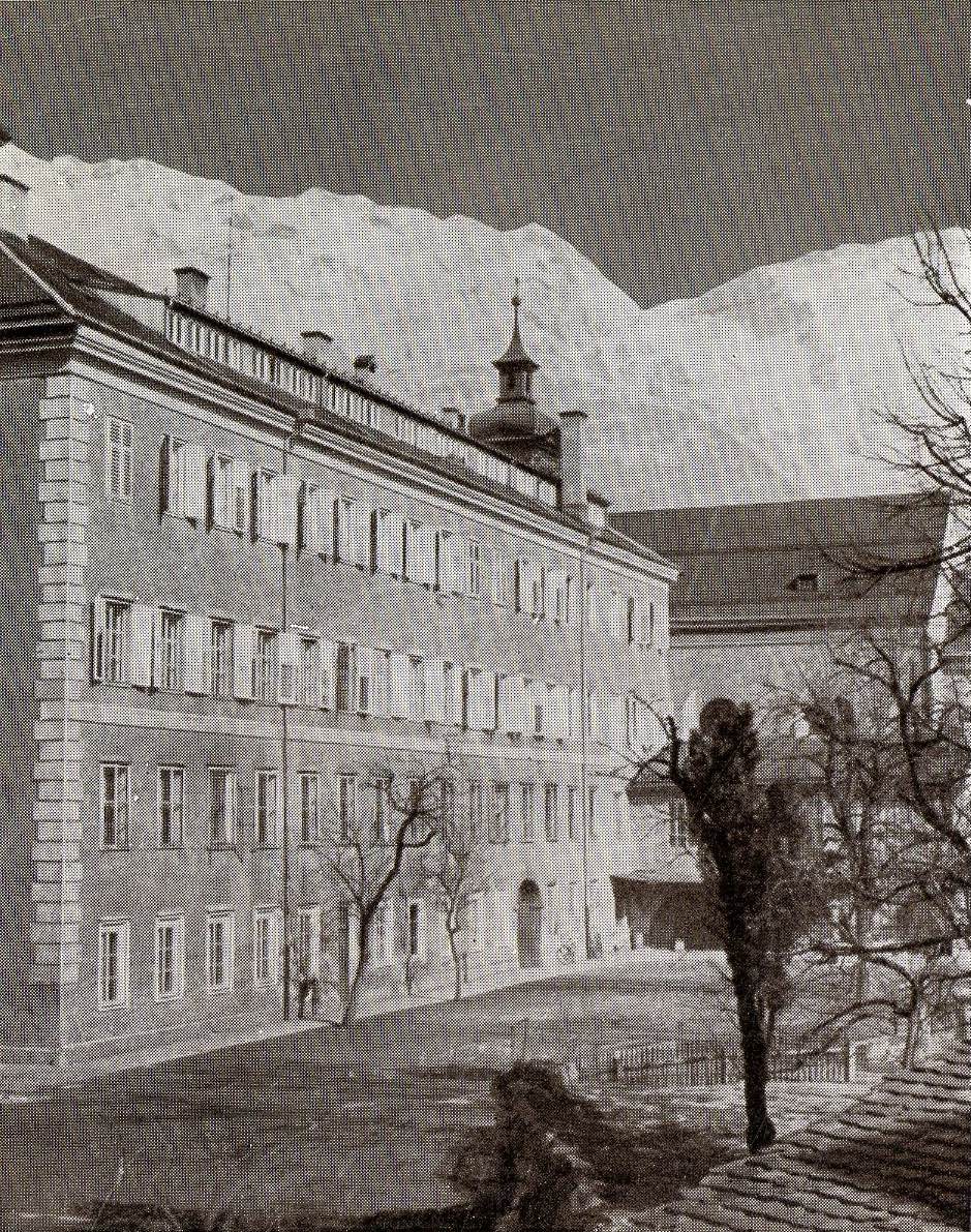 Blick auf die hofseitige Fassade des Ursulinen-Mittelschule.