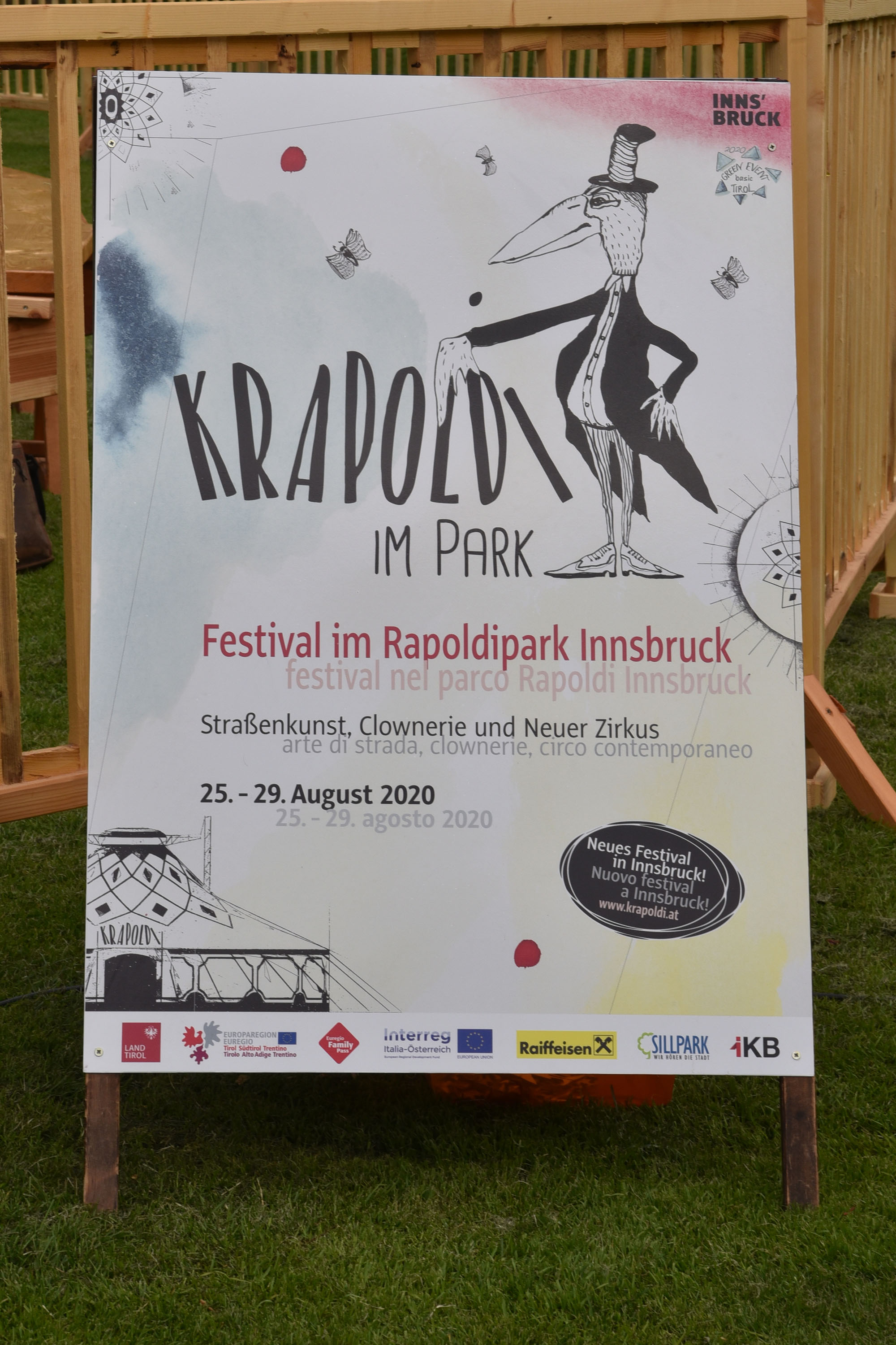 Schon bei der Ankündigung des neuen Festivals "Krapoldi im Park" gab es viele fröhliche Gesichter. 
Vom 25. bis 29. August 2020 steht der Rapoldipark ganz im Zeichen von Straßenkunst, Clownerie und Neuem Zirkus. Das als Green Event Tirol zertifizierte Festival wird sicher viele Besucherinnen zum Staunen und Lachen bringen. Der schräge Vogel "Krapoldi" bringt aber nicht nur ArtistInnen und Clowns nach Innsbruck, eine ökologische Erlebnismeile soll auch an zwei Tagen über Umweltthemen informieren.
Tickets für die Aufführungen im Zirkuszelt sind ab Juli über www.krapoldi.at erhältlich. 
Alle anderen Attraktionen im Park sind kostenlos.