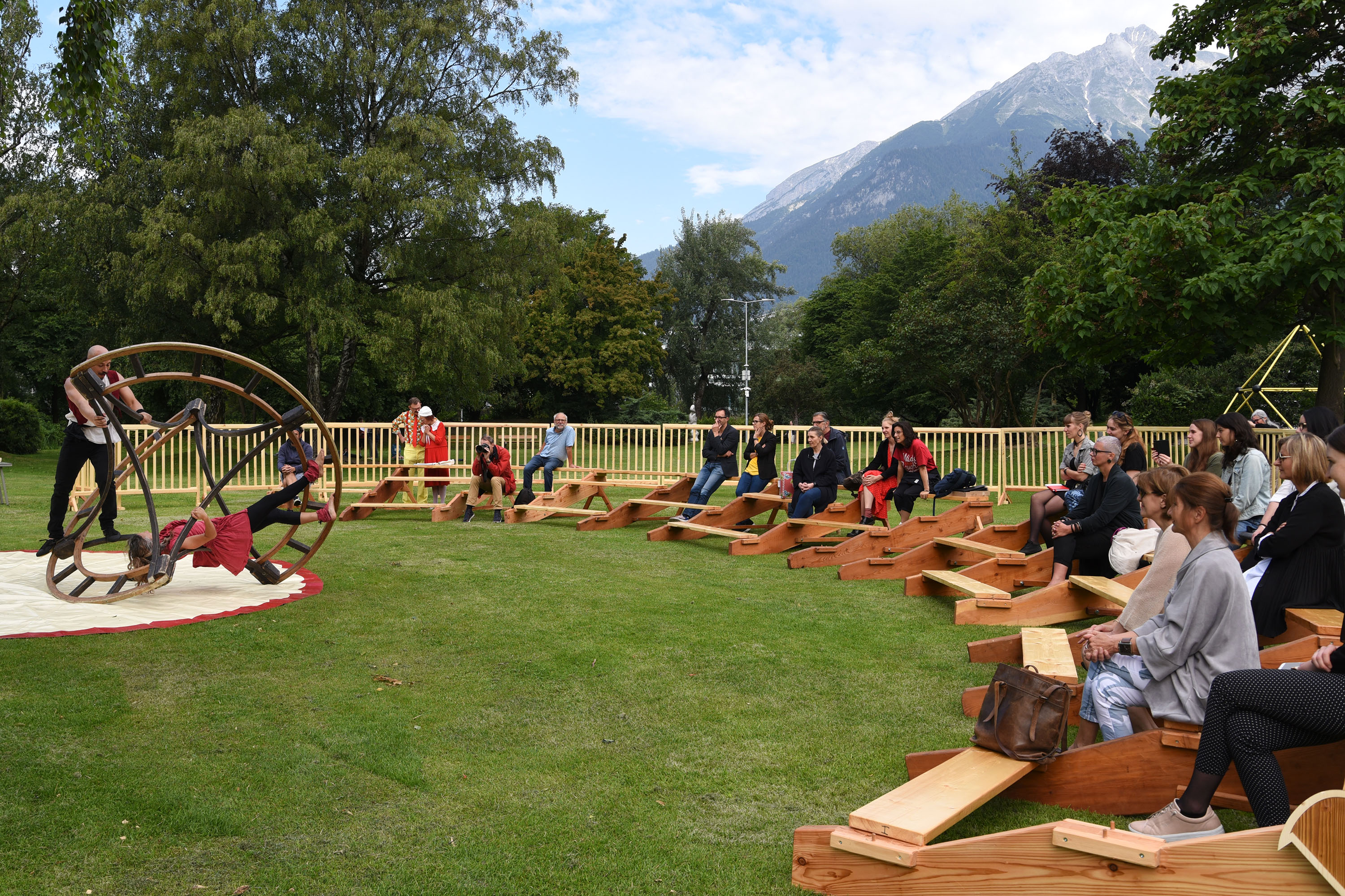 Schon bei der Ankündigung des neuen Festivals "Krapoldi im Park" gab es viele fröhliche Gesichter. 
Vom 25. bis 29. August 2020 steht der Rapoldipark ganz im Zeichen von Straßenkunst, Clownerie und Neuem Zirkus. Das als Green Event Tirol zertifizierte Festival wird sicher viele Besucherinnen zum Staunen und Lachen bringen. Der schräge Vogel "Krapoldi" bringt aber nicht nur ArtistInnen und Clowns nach Innsbruck, eine ökologische Erlebnismeile soll auch an zwei Tagen über Umweltthemen informieren.
Tickets für die Aufführungen im Zirkuszelt sind ab Juli über www.krapoldi.at erhältlich. 
Alle anderen Attraktionen im Park sind kostenlos.