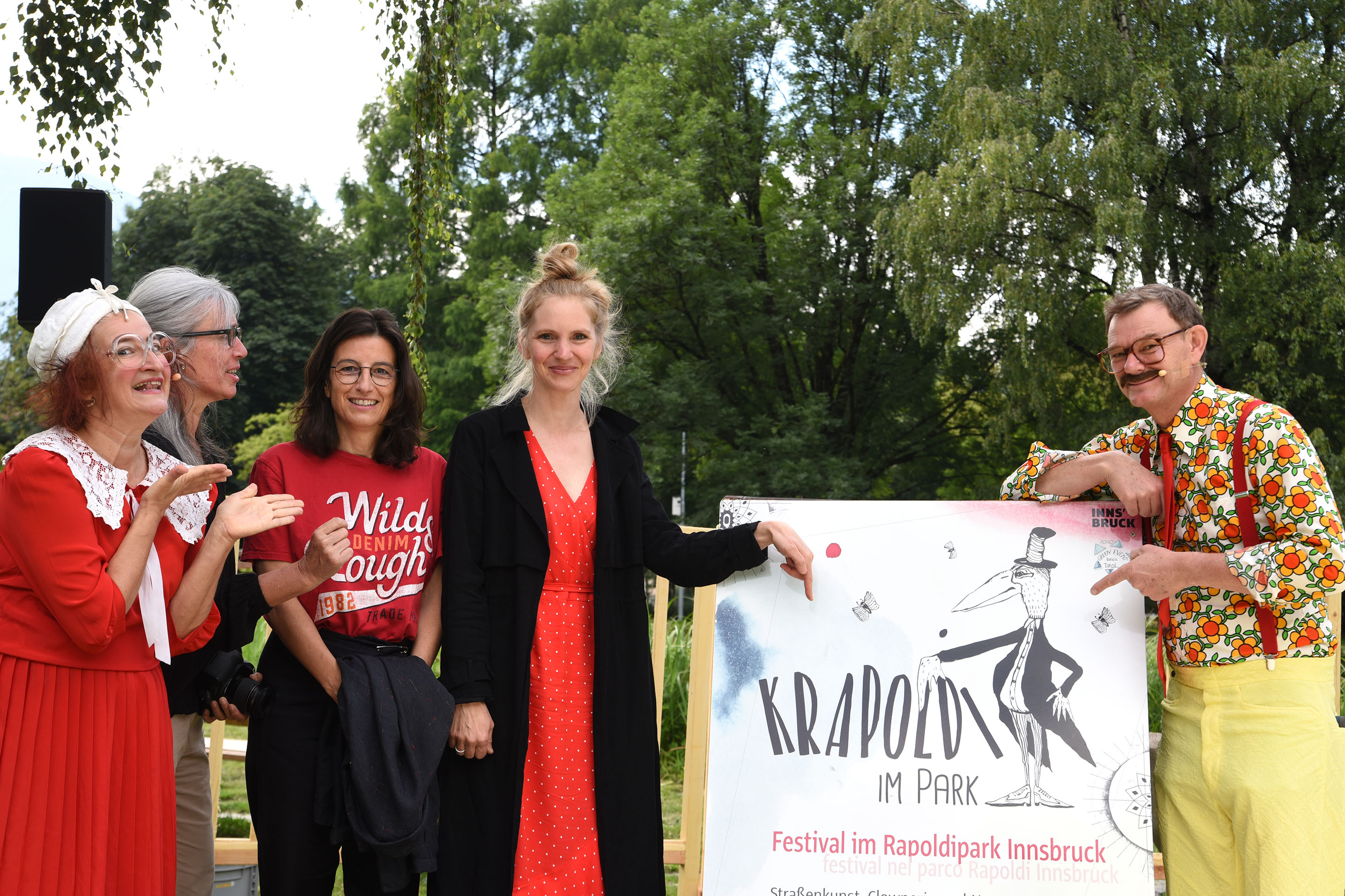 Schon bei der Ankündigung des neuen Festivals "Krapoldi im Park" gab es viele fröhliche Gesichter. 
Vom 25. bis 29. August 2020 steht der Rapoldipark ganz im Zeichen von Straßenkunst, Clownerie und Neuem Zirkus. Das als Green Event Tirol zertifizierte Festival wird sicher viele Besucherinnen zum Staunen und Lachen bringen. Der schräge Vogel "Krapoldi" bringt aber nicht nur ArtistInnen und Clowns nach Innsbruck, eine ökologische Erlebnismeile soll auch an zwei Tagen über Umweltthemen informieren.
Tickets für die Aufführungen im Zirkuszelt sind ab Juli über www.krapoldi.at erhältlich. 
Alle anderen Attraktionen im Park sind kostenlos.