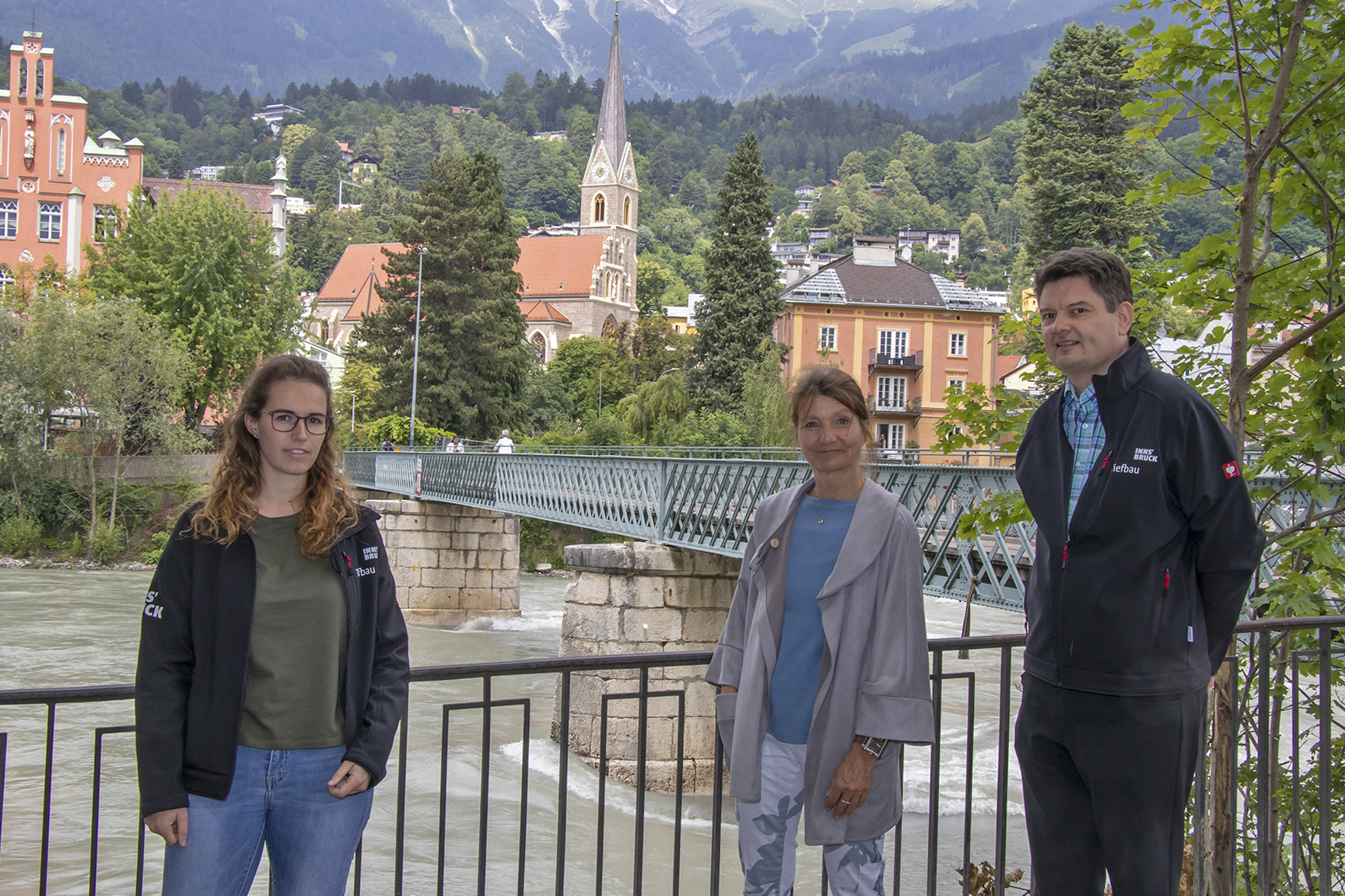 Vizebürgermeisterin Uschi Schwarzl, Referatsleiter Karl-Heinz Reckziegel und Denise Giesinger (l., beide Referat Brücken- und Wasserbau) freuen sich über die abgeschlossenen Sanierungsarbeiten des Emile-Béthouart-Steges.