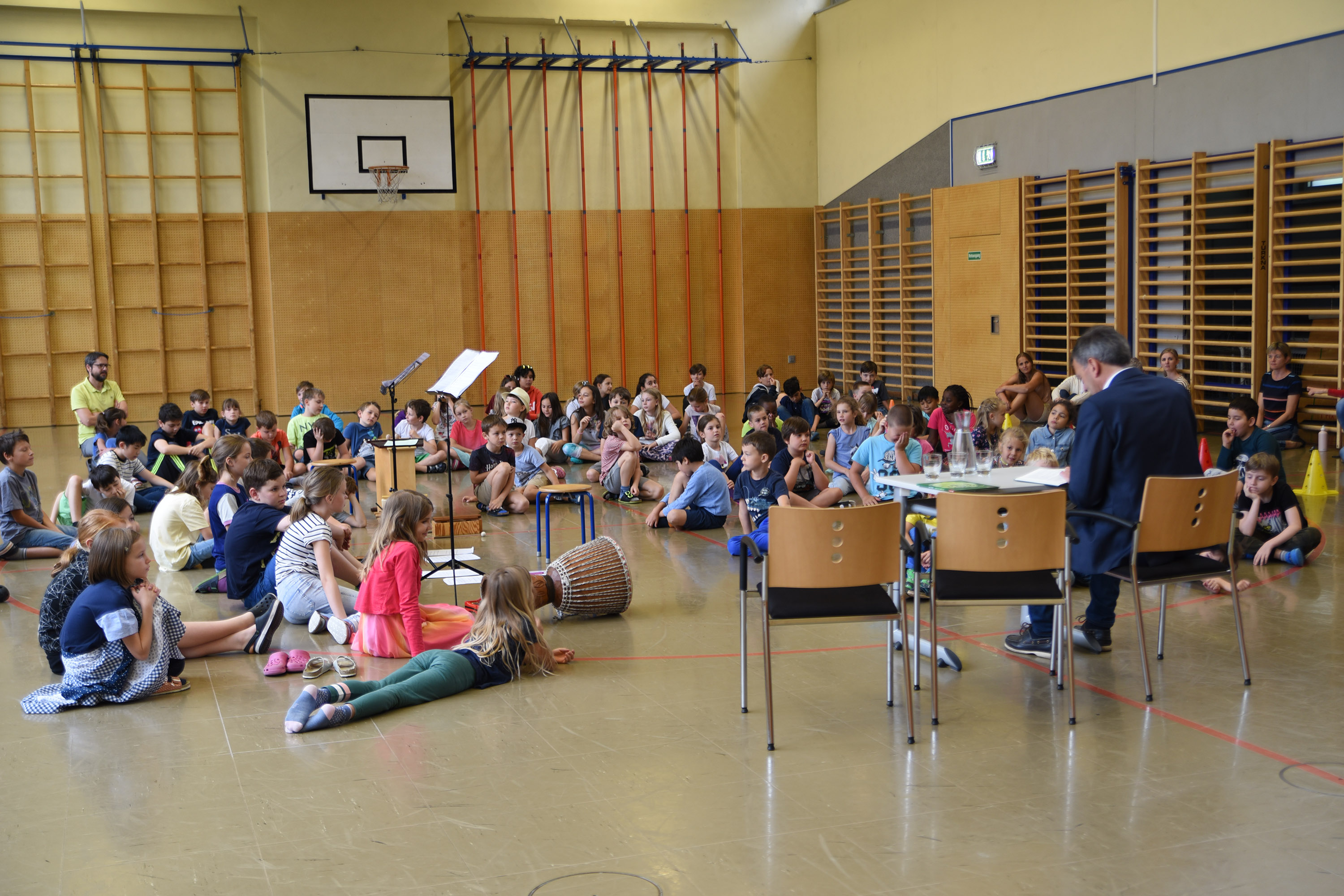 Bürgermeister Georg Willi schwelgte bei seinem Besuch in der Volksschule Allerheiligen in Erinnerungen. War es doch seine Zeit als ABC-Schütze in dieser Schule, die in ihm die Liebe zum Geschichten erzählen geweckt hat. Die Kinder freuten sich daher nicht nur über Nöstlingers "Angstbauchweh", eine ihrer "Geschichten vom Franz", und Heidi Trpaks Einblicke in das Leben des Schnupfenvirus Willi, sondern auch über Anekdoten aus Bürgermeister Willis Schulzeit. 
Ein besonderer Höhepunkt waren die Gesangseinlagen des Chores der vierten Klasse, die es genossen endlich wieder einmal vor Publikum aufzutreten.