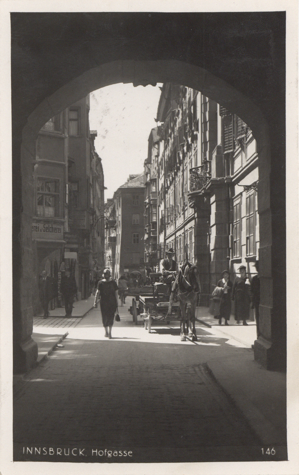 Blick in die Hofgasse Richtung Goldenes Dachl. Foto, zwischen 1920 und 1925