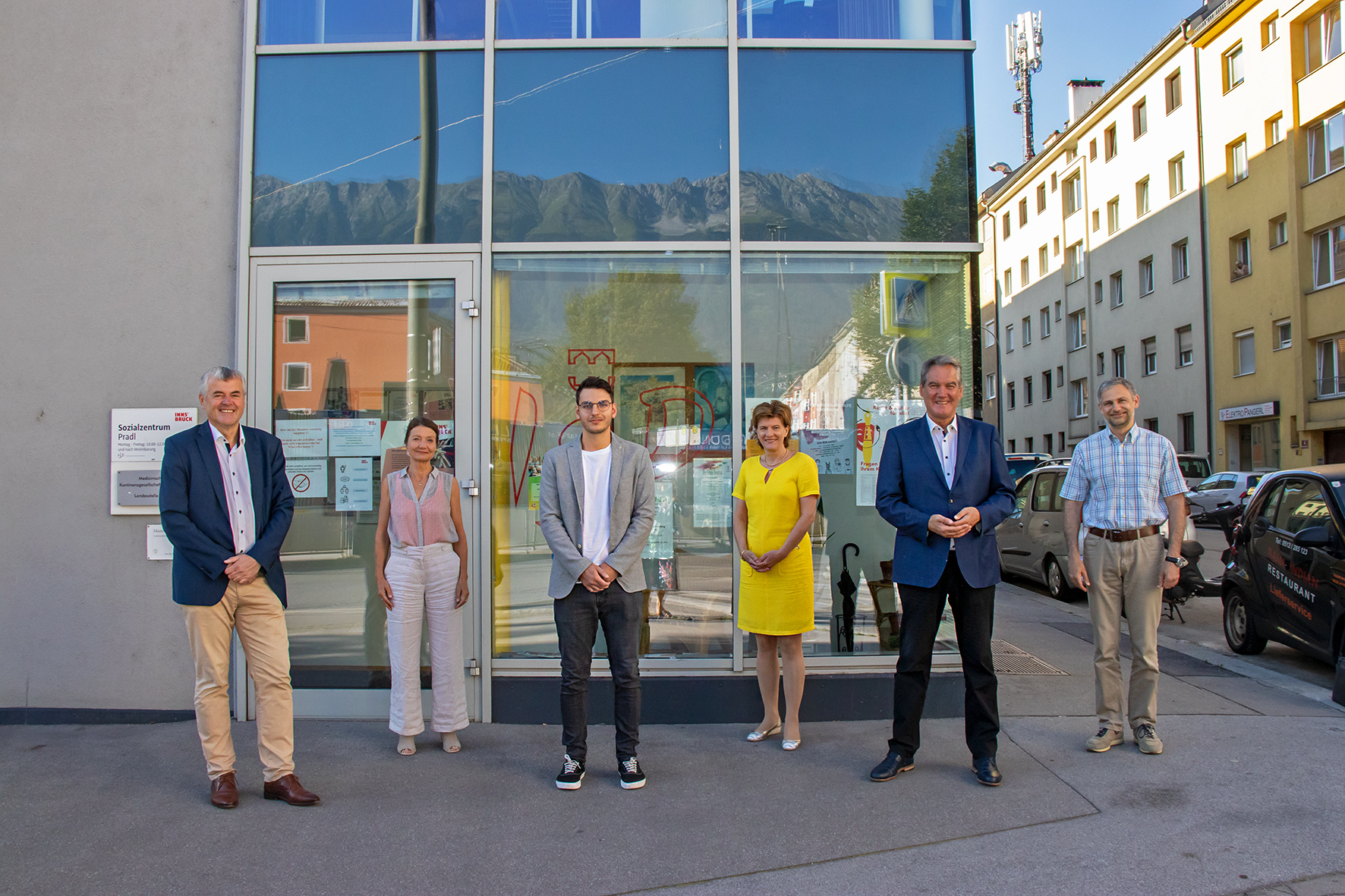 Hießen Pradls Stadtteilkoordinator Christoph Hackl (3.v.l.) in seinem neuen Büro in der Dr.-Glatz-Straße 1 willkommen (v.l.): Hubert Innerebner (Geschäftsführer ISD), Vizebürgermeisterin Uschi Schwarzl, Stadträtin Christine Oppitz-Plörer, Georg Schärmer (Direktor Caritas-Tirol) und Jürgen Gschnell (Caritas)