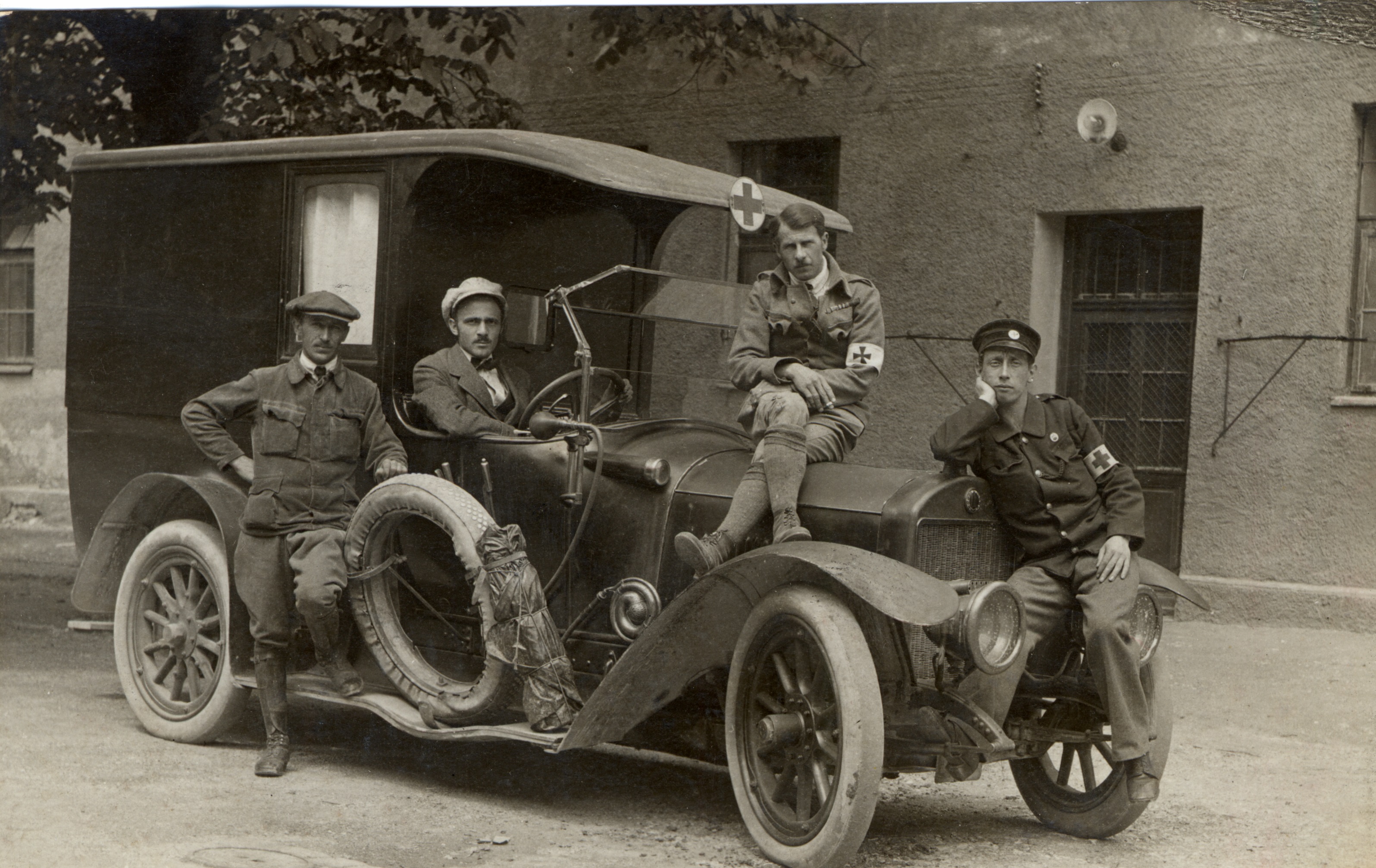 Möglicherweise wurde der junge Mann nach dem Überfall mit dem abgebildeten „Laurin & Clement“ – einem von damals zwei Fahrzeugen der Rettungsabteilung – abtransportiert.