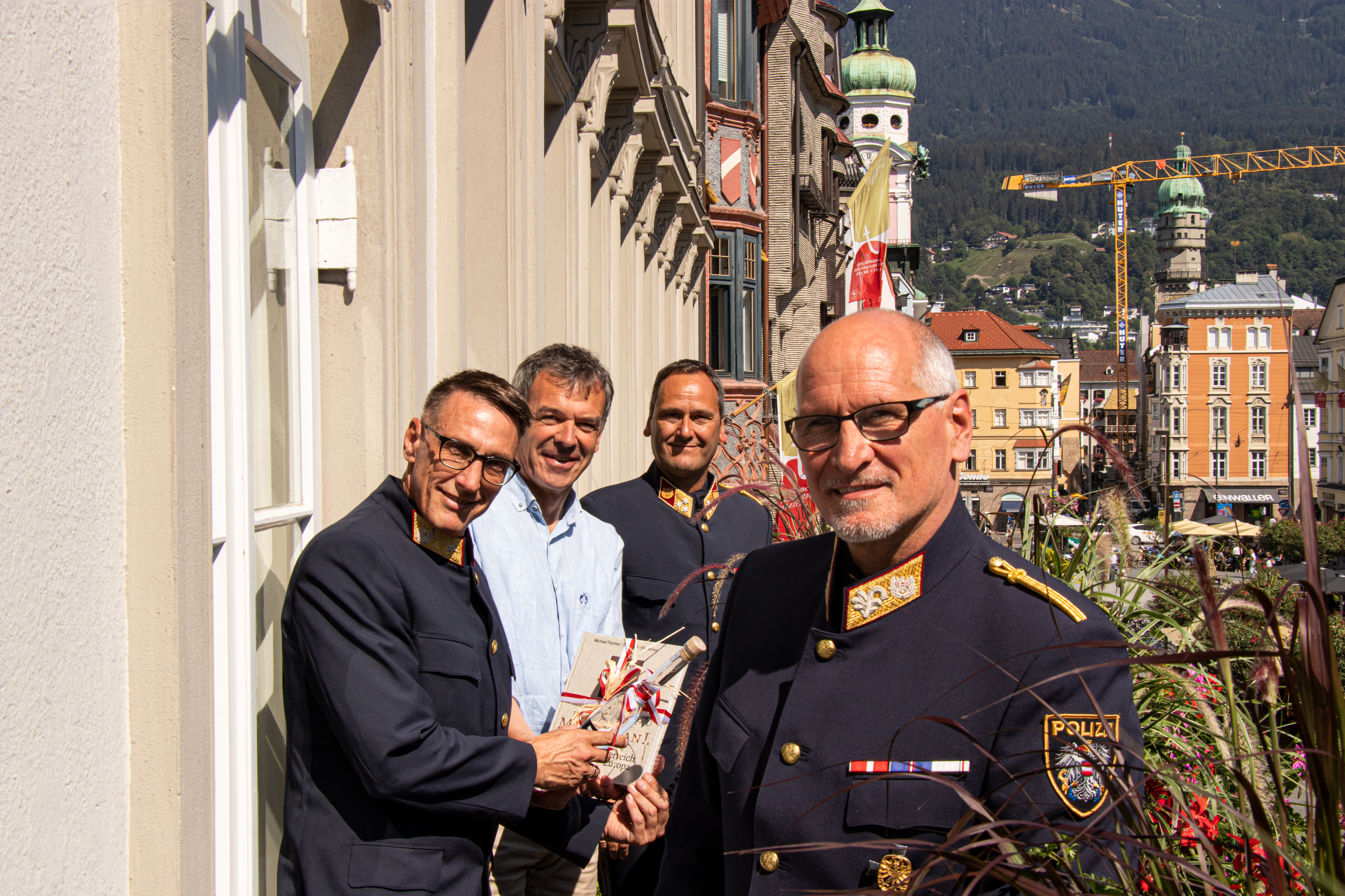 Am 10. August begrüßte Bürgermeister Georg Willi (2. v. l.) den neuen Stadtpolizeikommandanten Romed Giner (3. v. l.) in seinem Büro. Gleichzeitig verabschiedete sich der Bürgermeister vom ehemaligen Stadtpolizeikommandanten Martin Kirchler (l.). Ebenfalls anwesend war Landespolizeidirektor Edelbert Kohler (r.).