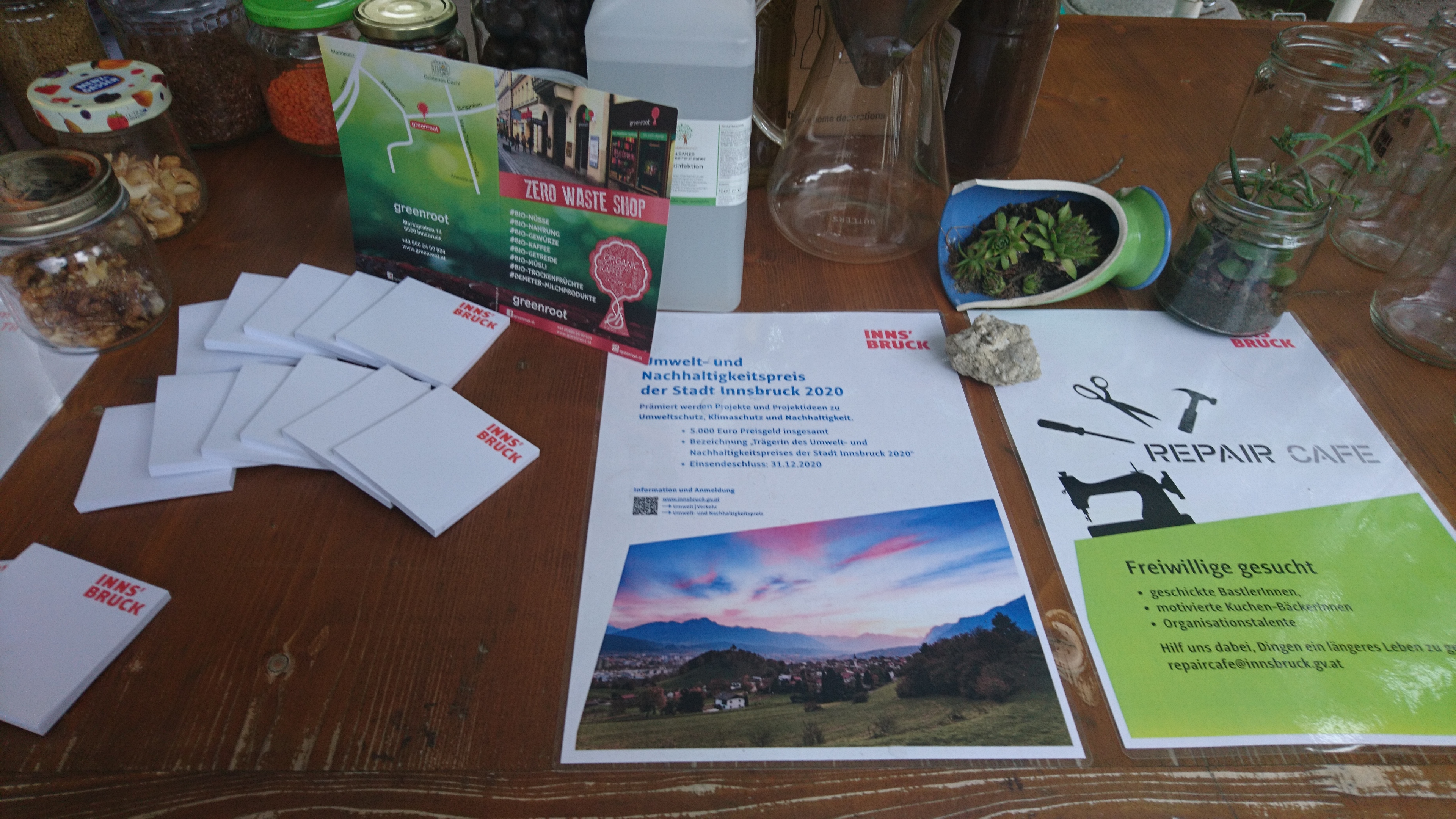 Am letzten Tag des Kleinkunstfestivals „Krapoldi im Park“ bekamen die Besucher die Möglichkeit, aus Weggeworfenem Nützliches zu basteln. Aus alten Gläsern wurden Pflanzentöpfe gestaltet und mit nach Hause genommen. Vizebürgermeisterin Uschi Schwarzl (2.v.l) machte sich ein Bild von der Aktion. Betreut wurde die Veranstaltung von Nadine Winzer (l.) und Maria Ennemoser (r.) vom Referat für Umwelt- und Verkehrsmanagement der Stadt Innsbruck.