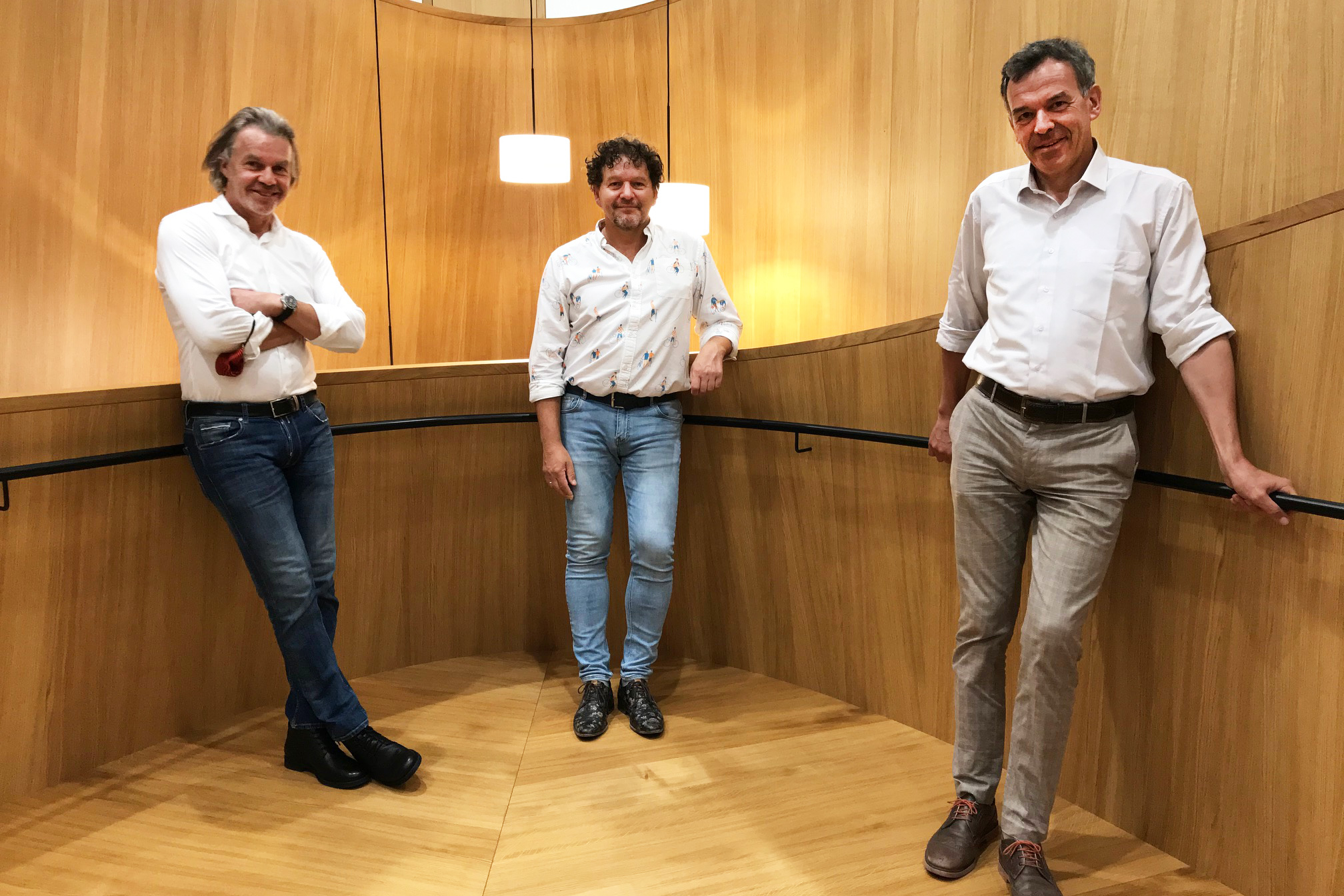 „Dem Rad gehört die Zukunft“ – davon ist Frans van Rossem überzeugt. Er ist Radmanager der niederländischen Stadt Utrecht, die als wegweisend beim Ausbau der Radinfrastruktur gilt. Mehr als die Hälfte aller Wege in der 350.000 EinwohnerInnen zählenden Stadt werden mit dem Rad bewältigt. Auf Einladung des Rad-Bewerbs „Gravel Innsbruck“ war Frans van Rossem im September zu Gast in Innsbruck, wo er das Utrechter Rad-Modell vorstellte. Bürgermeister Georg Willi und Moderator Thomas Pupp (links im Bild) lauschten gebannt und waren ebenso begeistert wie das Publikum in der Stadtbibliothek.