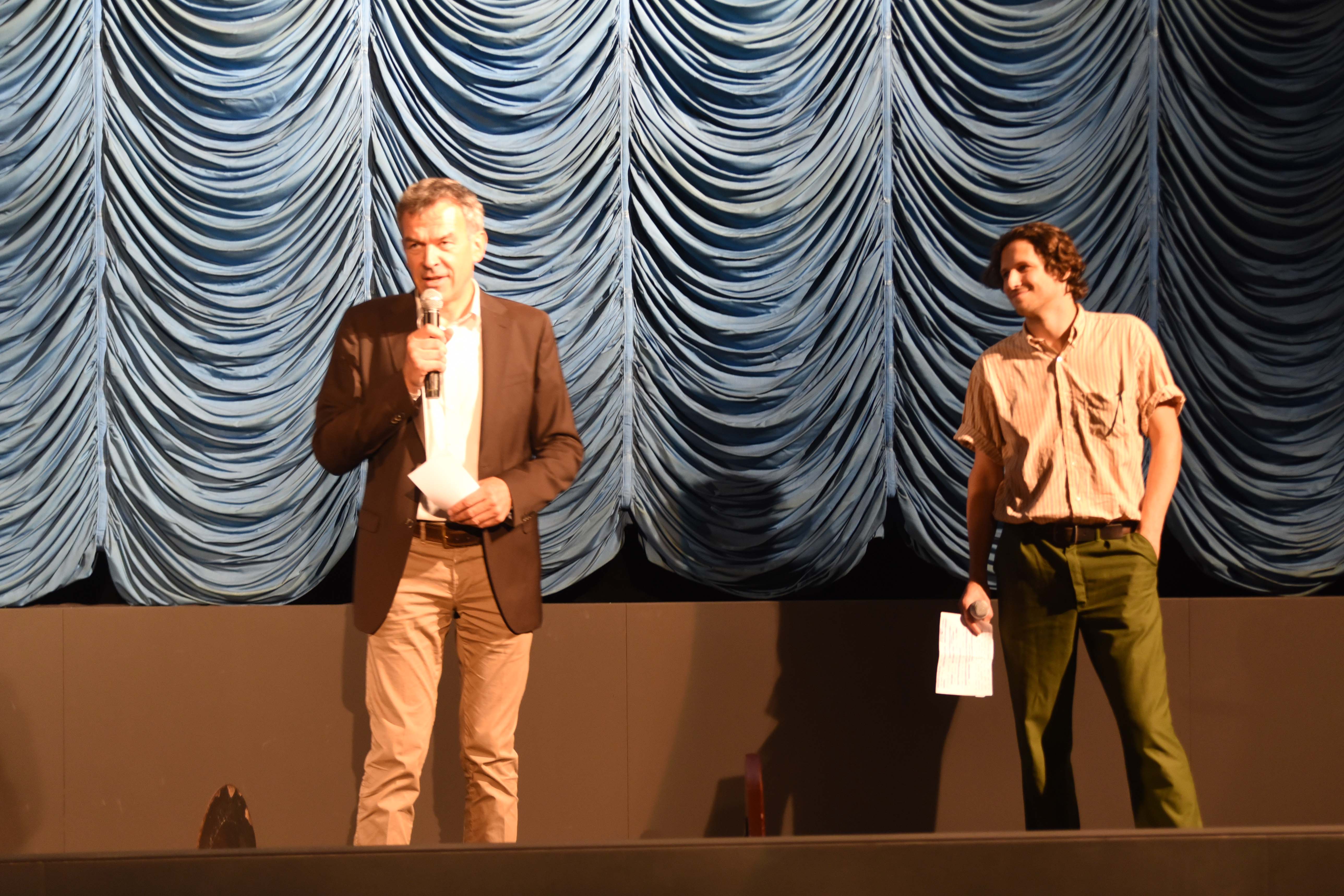 Bereits viel zum Nachdenken gab es bei der ersten Veranstaltung der Europäischen Mobilitätswoche 2020 im Leo-Kino in Innsbruck. Mit dem Dokumentarfilm „The Human Scale“ von Andreas Dalsgaard über die Arbeit des dänischen Architekten Jan Gehl bringen die OrganisatorInnen rund um das offene Kollektiv „Zukunftsschmiede“ die Problematik von moderner Stadt- und Verkehrsplanung schon vom Start weg auf den Punkt: Urbane Architektur muss wieder den Menschen als Maßstab nutzen, Augenhöhe statt Vogelperspektive, begehbare Städte statt für das Auto gebaute Mega-Cities. Das ist Gehls Ansatz, ein Anliegen, das auch Bürgermeister Georg Willi in seinen Begrüßungsworten vollinhaltlich unterstützte. Im Anschluss an die Doku nutzten die BesucherInnen die Möglichkeit sich mit Vizebürgermeisterin und Verkehrsstadträtin Mag.a Uschi Schwarzl zu Mobilitätsfragen vor Ort auszutauschen.