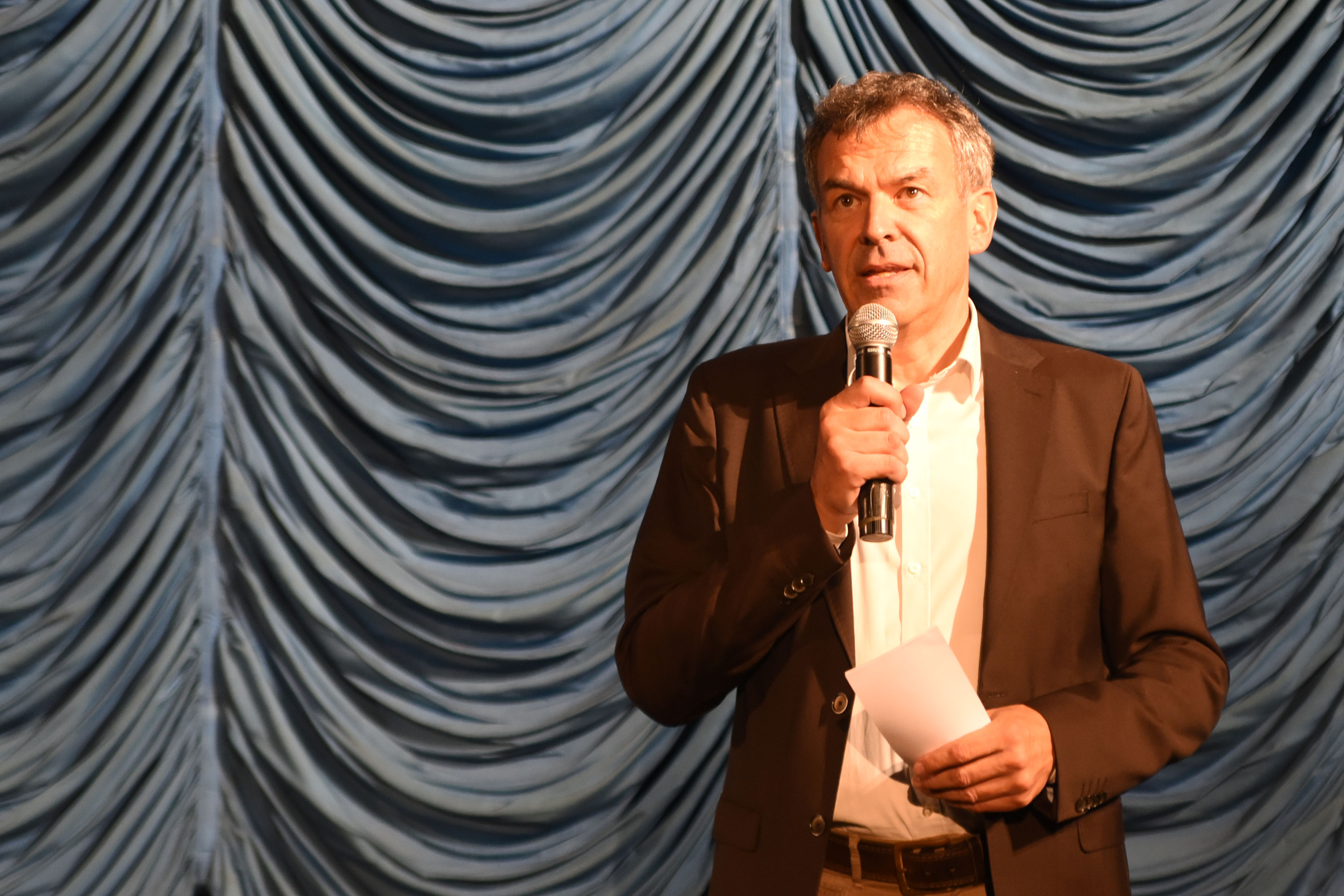 Bereits viel zum Nachdenken gab es bei der ersten Veranstaltung der Europäischen Mobilitätswoche 2020 im Leo-Kino in Innsbruck. Mit dem Dokumentarfilm „The Human Scale“ von Andreas Dalsgaard über die Arbeit des dänischen Architekten Jan Gehl bringen die OrganisatorInnen rund um das offene Kollektiv „Zukunftsschmiede“ die Problematik von moderner Stadt- und Verkehrsplanung schon vom Start weg auf den Punkt: Urbane Architektur muss wieder den Menschen als Maßstab nutzen, Augenhöhe statt Vogelperspektive, begehbare Städte statt für das Auto gebaute Mega-Cities. Das ist Gehls Ansatz, ein Anliegen, das auch Bürgermeister Georg Willi in seinen Begrüßungsworten vollinhaltlich unterstützte. Im Anschluss an die Doku nutzten die BesucherInnen die Möglichkeit sich mit Vizebürgermeisterin und Verkehrsstadträtin Mag.a Uschi Schwarzl zu Mobilitätsfragen vor Ort auszutauschen.